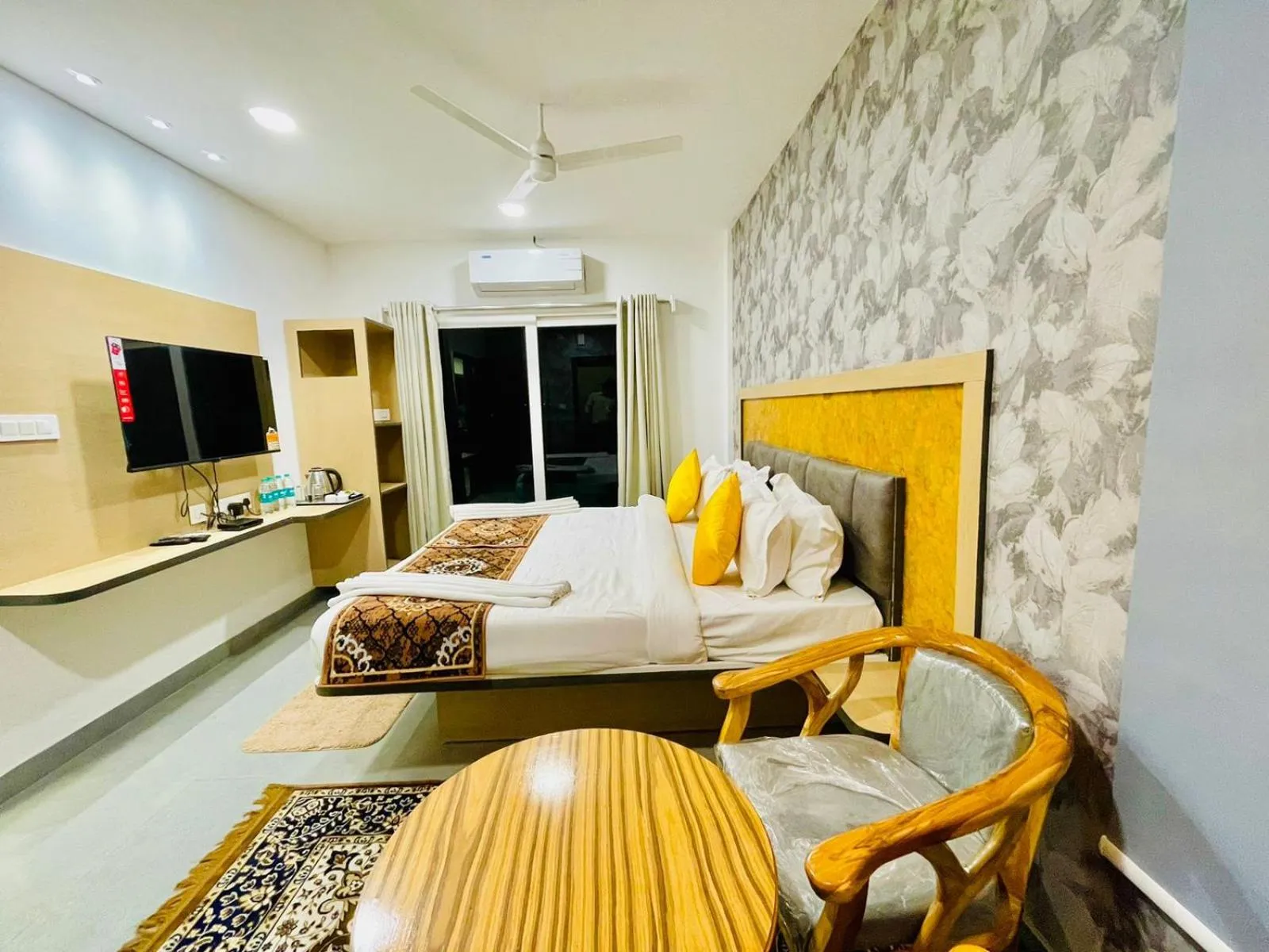 Bed in Hotel Lake View Airport zone