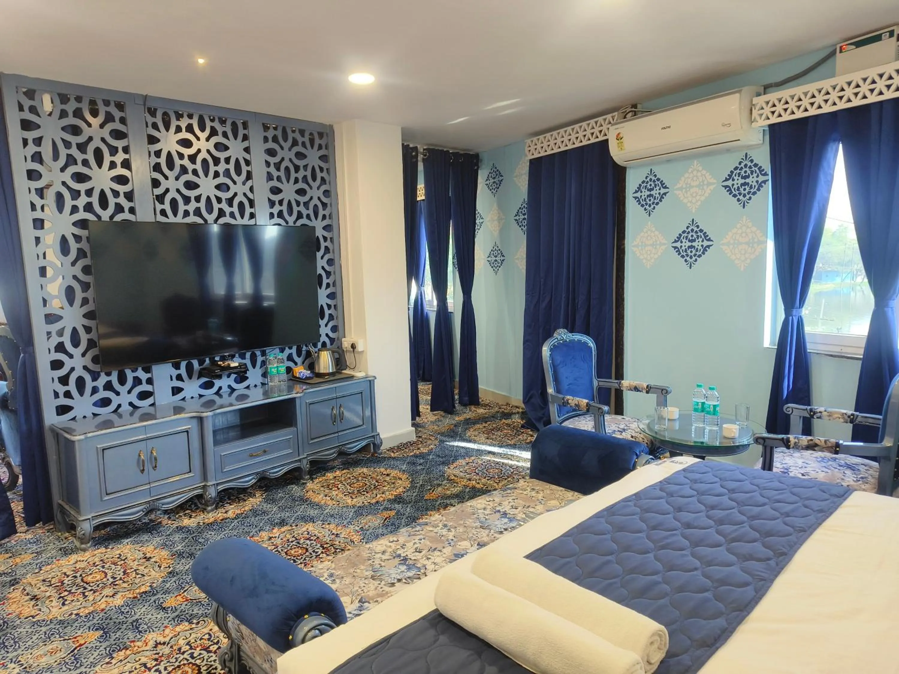 TV and multimedia, Bed in Hotel Lake View Airport zone