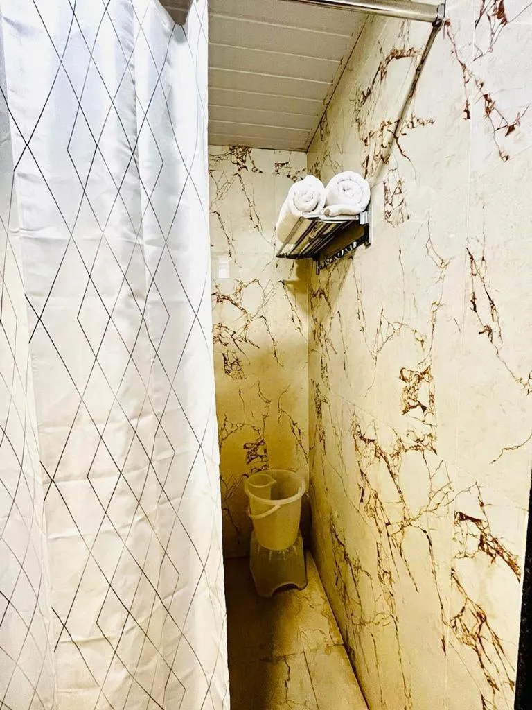 Shower in Hotel Lake View Airport zone