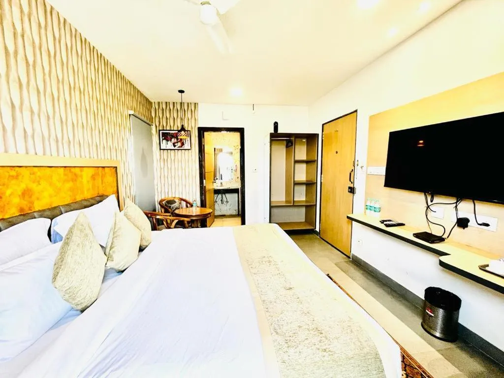 Bed in Hotel Lake View Airport zone