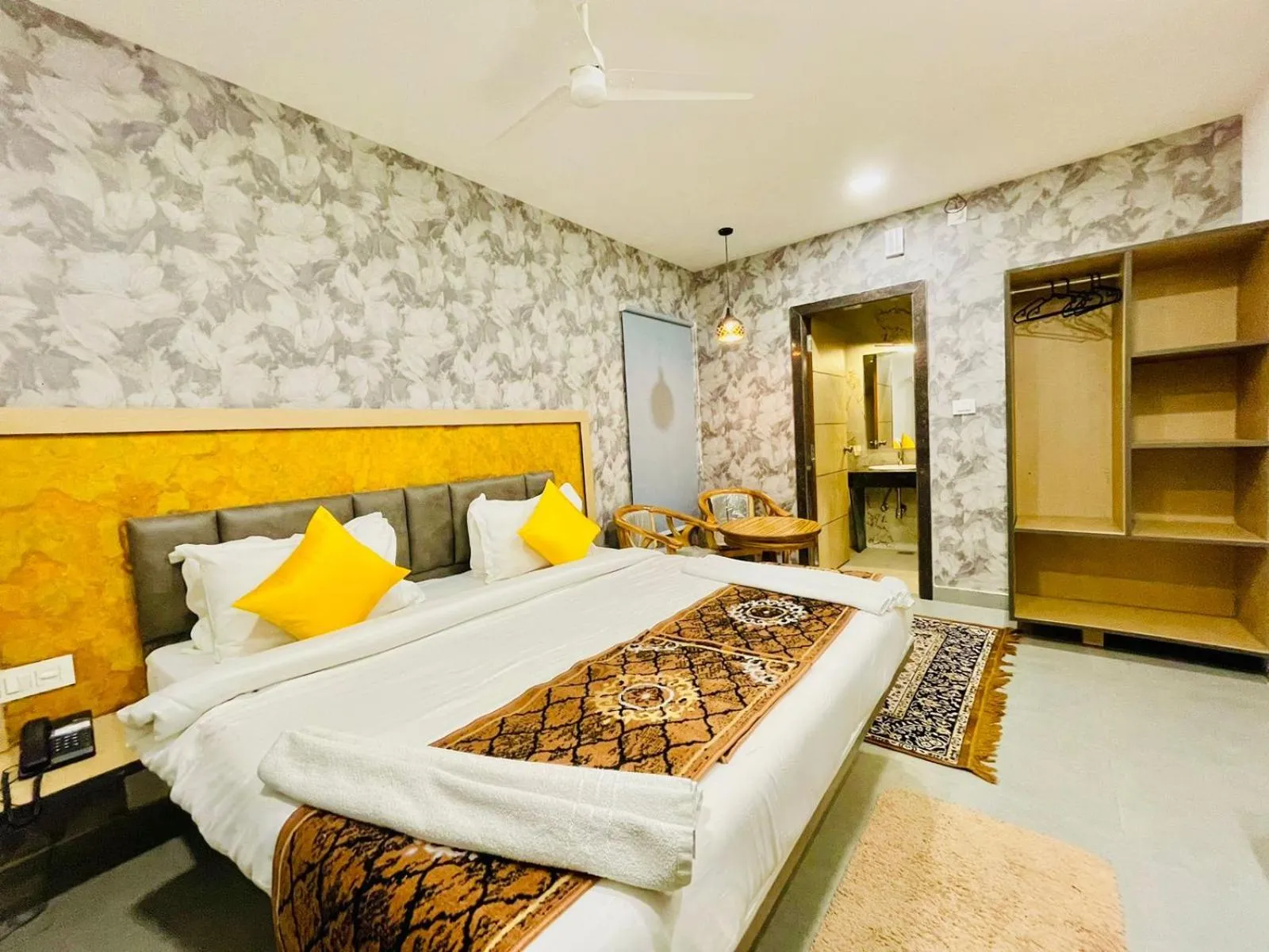 Property building, Bed in Hotel Lake View Airport zone