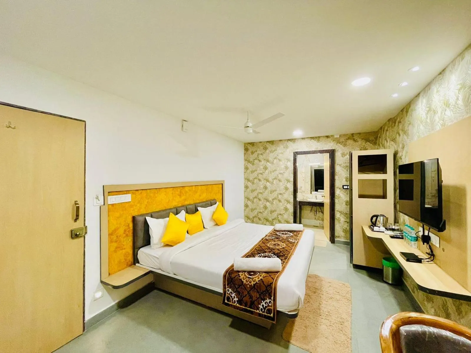 Bed in Hotel Lake View Airport zone