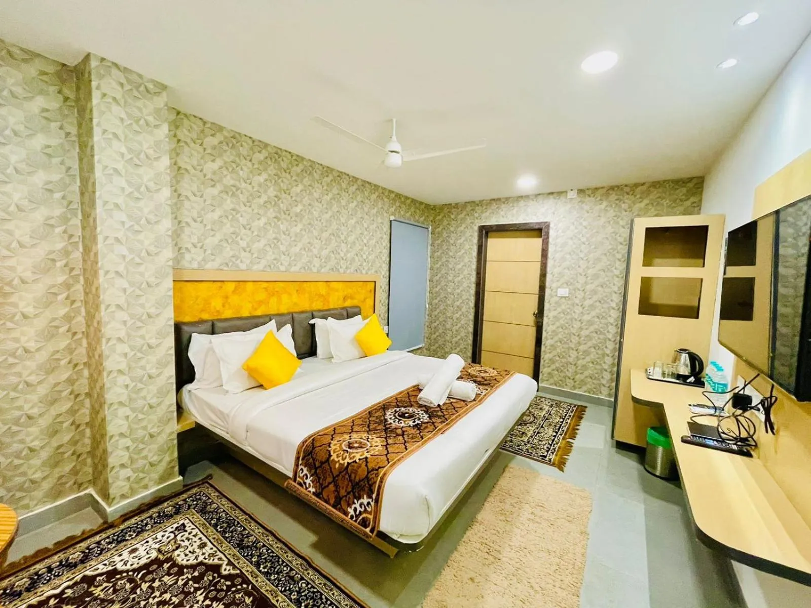 Bed in Hotel Lake View Airport zone