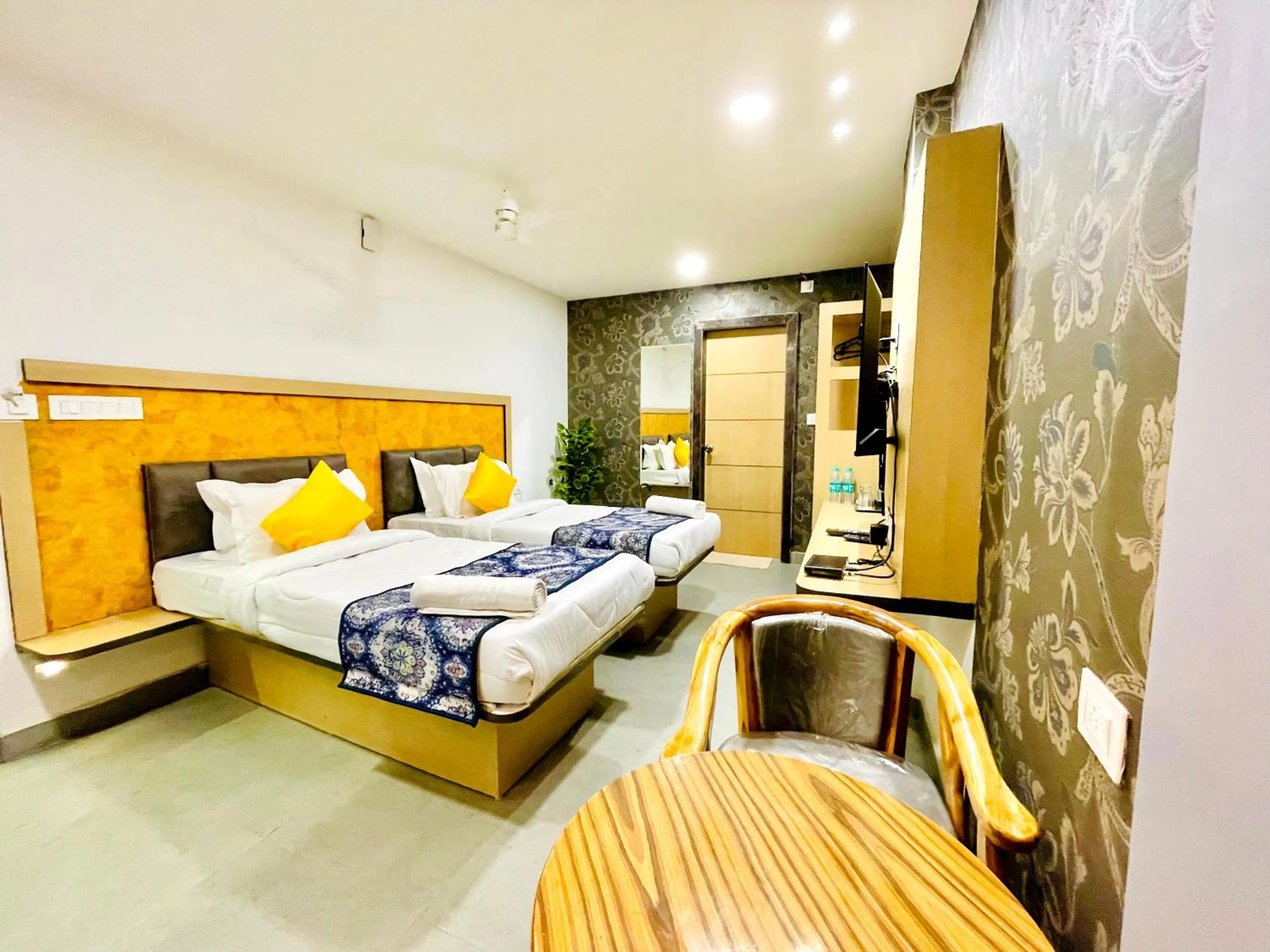 Bed in Hotel Lake View Airport zone