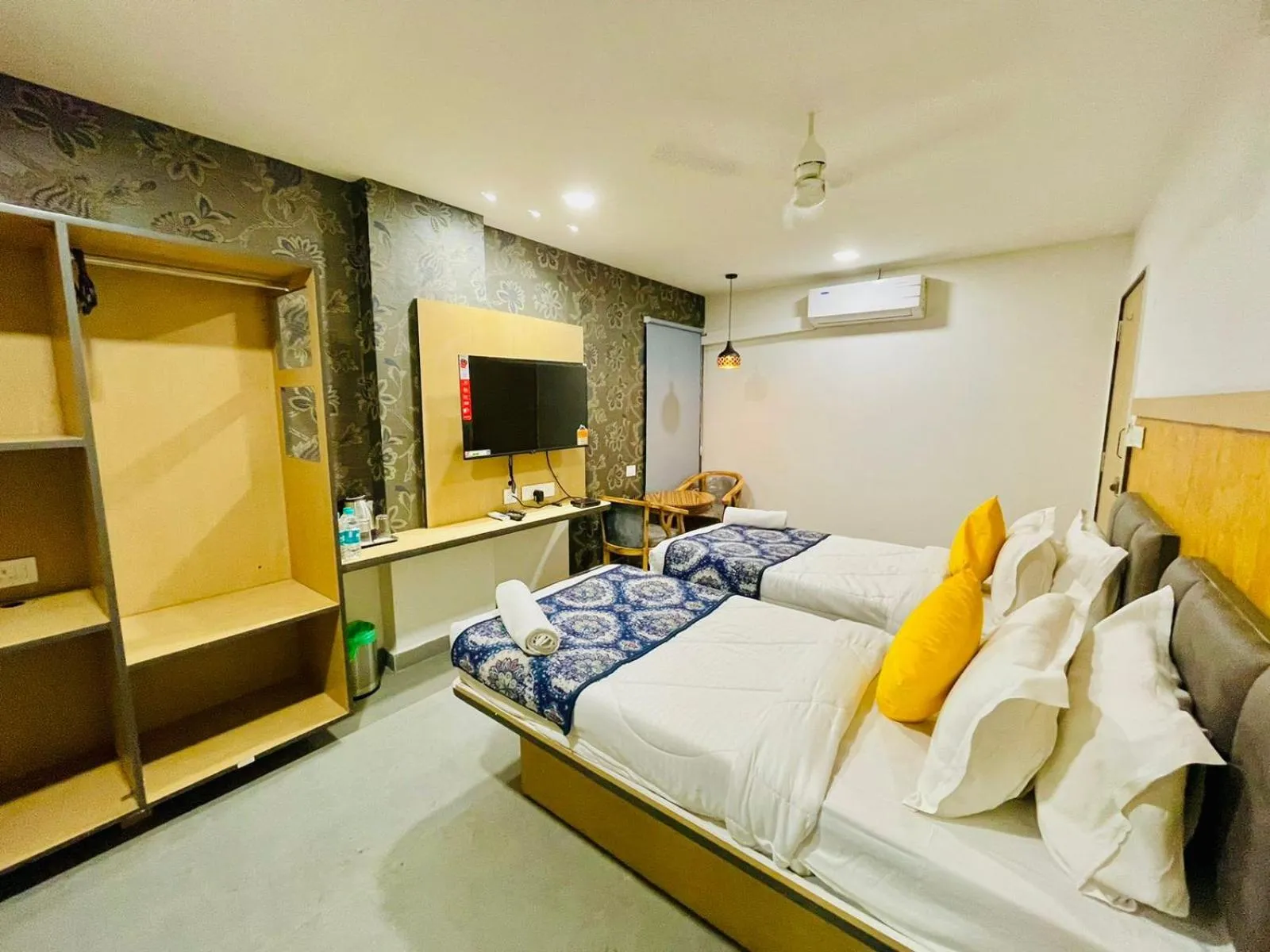 Bed in Hotel Lake View Airport zone