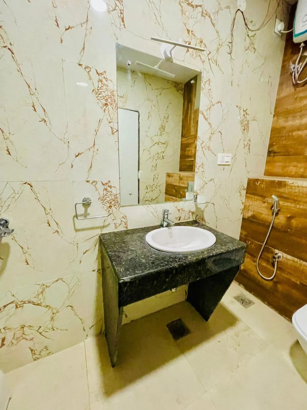 Bathroom in Hotel Lake View Airport zone