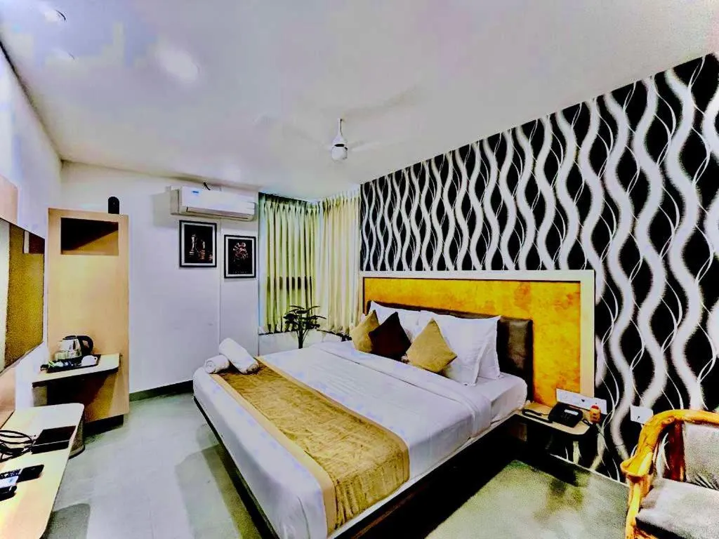 Property building, Bed in Hotel Lake View Airport zone