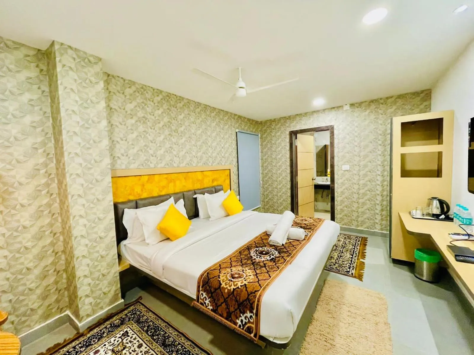 Property building, Bed in Hotel Lake View Airport zone