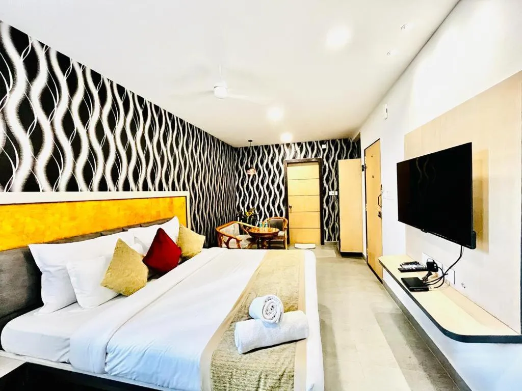 Communal lounge/ TV room, Bed in Hotel Lake View Airport zone