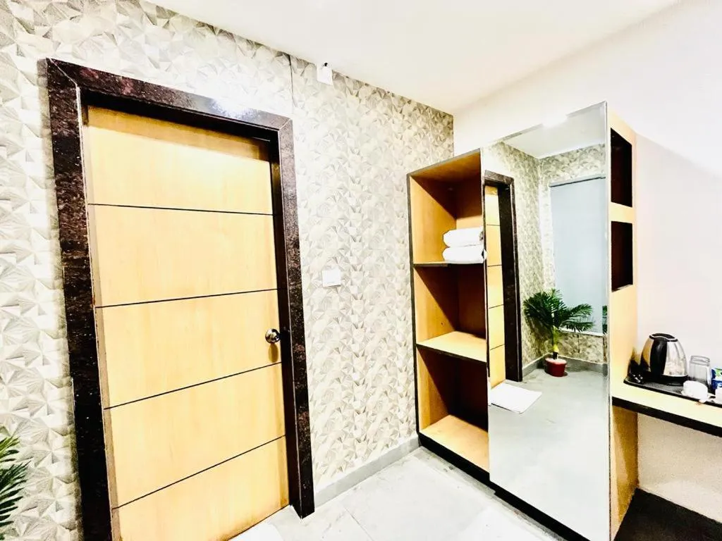wardrobe in Hotel Lake View Airport zone