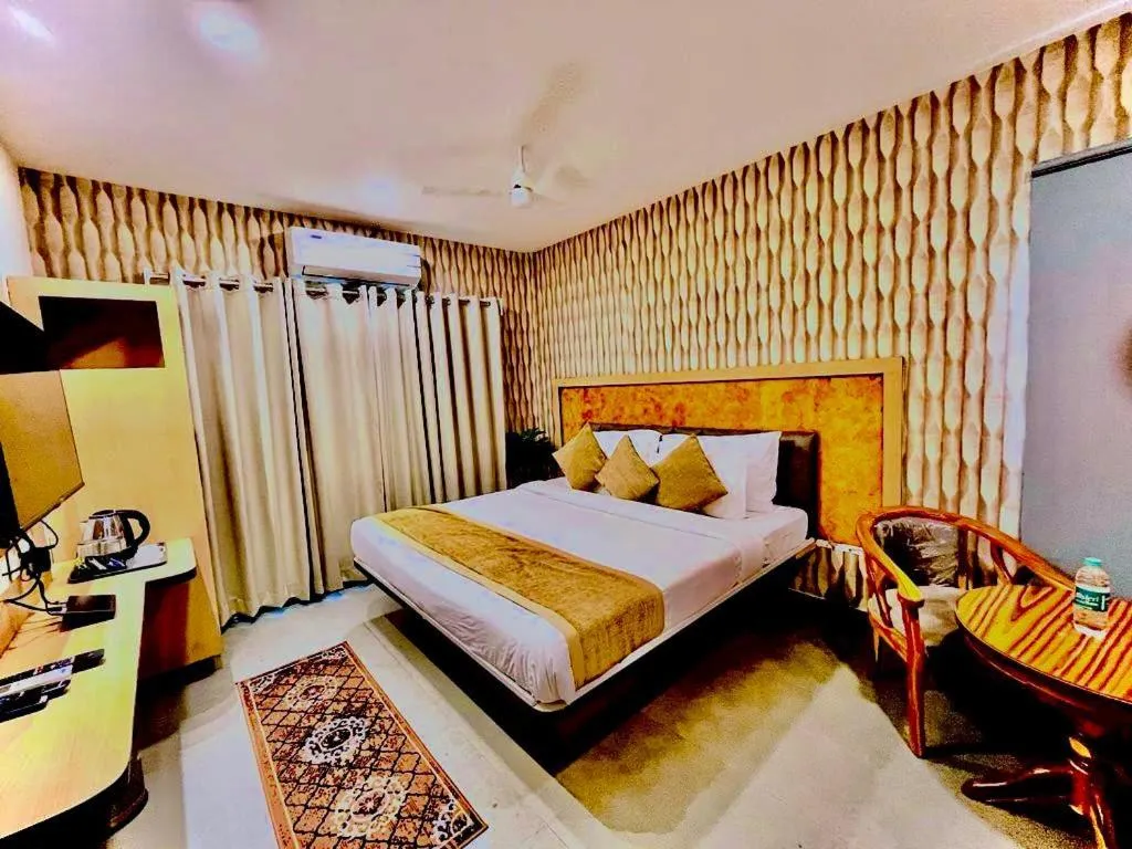 Bed in Hotel Lake View Airport zone