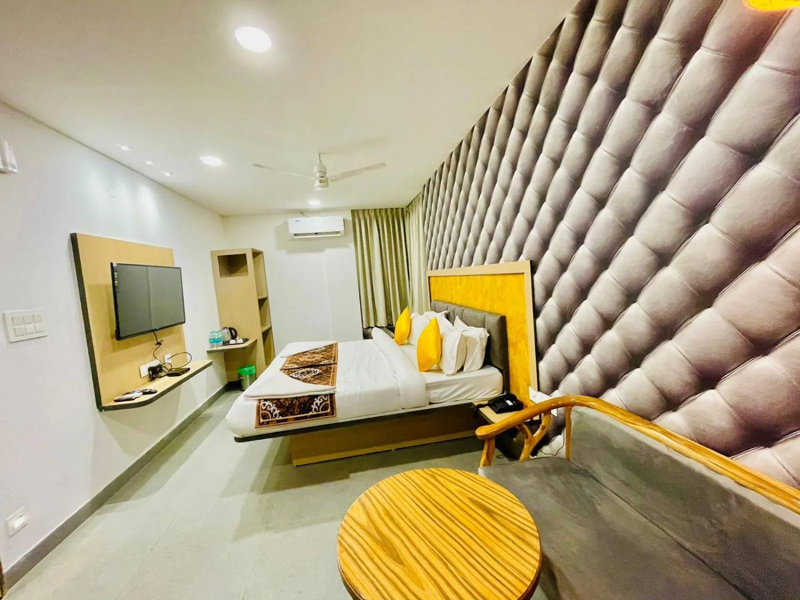 Bed in Hotel Lake View Airport zone