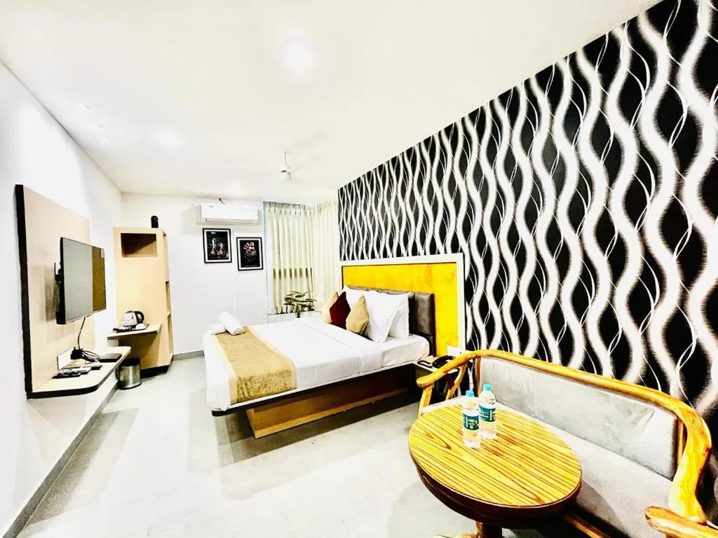 Property building, Bed in Hotel Lake View Airport zone