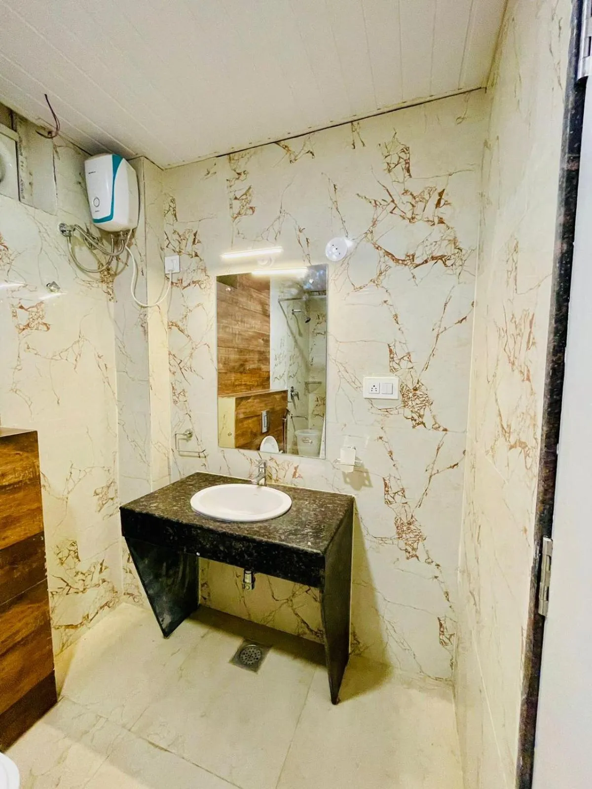 Bathroom in Hotel Lake View Airport zone