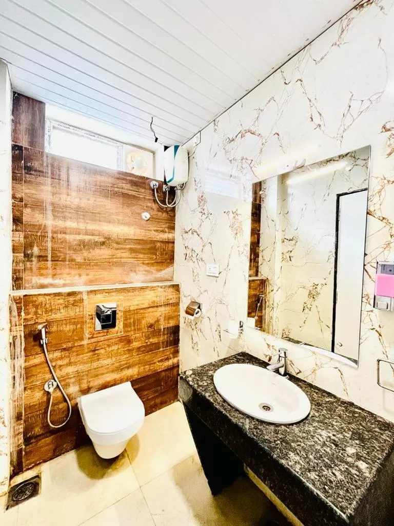 Shower in Hotel Lake View Airport zone