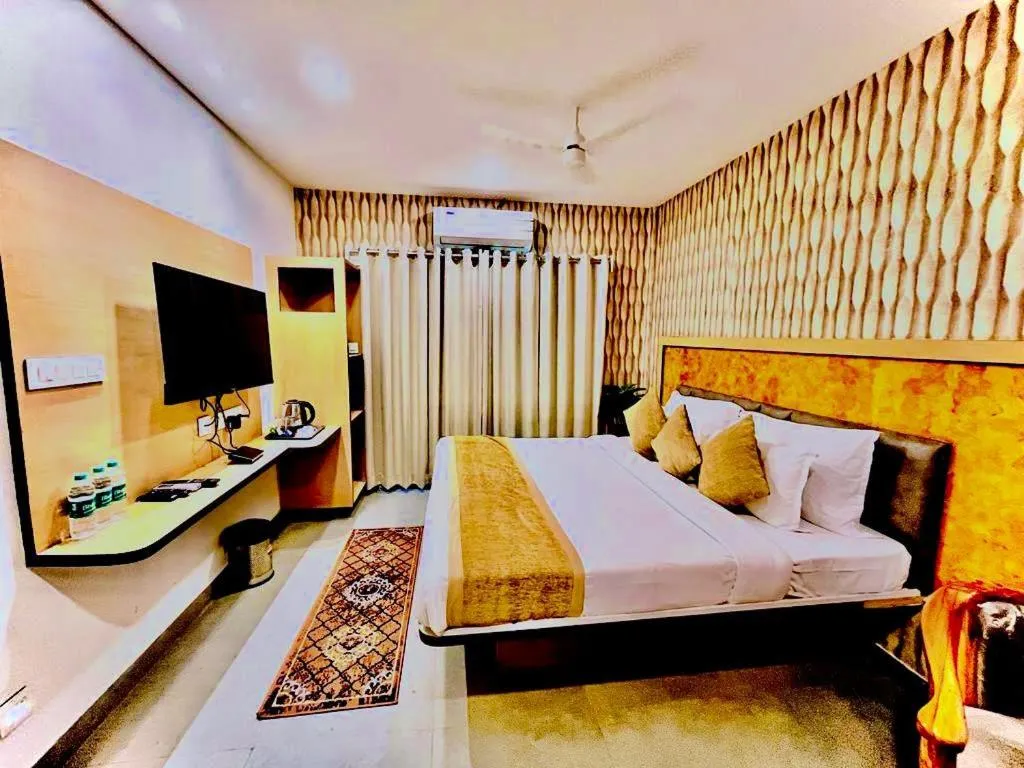 Communal lounge/ TV room, Bed in Hotel Lake View Airport zone