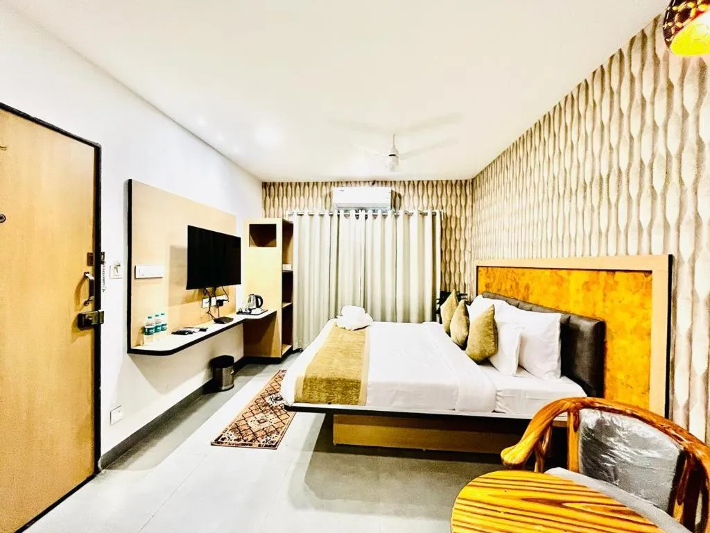 Communal lounge/ TV room, Bed in Hotel Lake View Airport zone