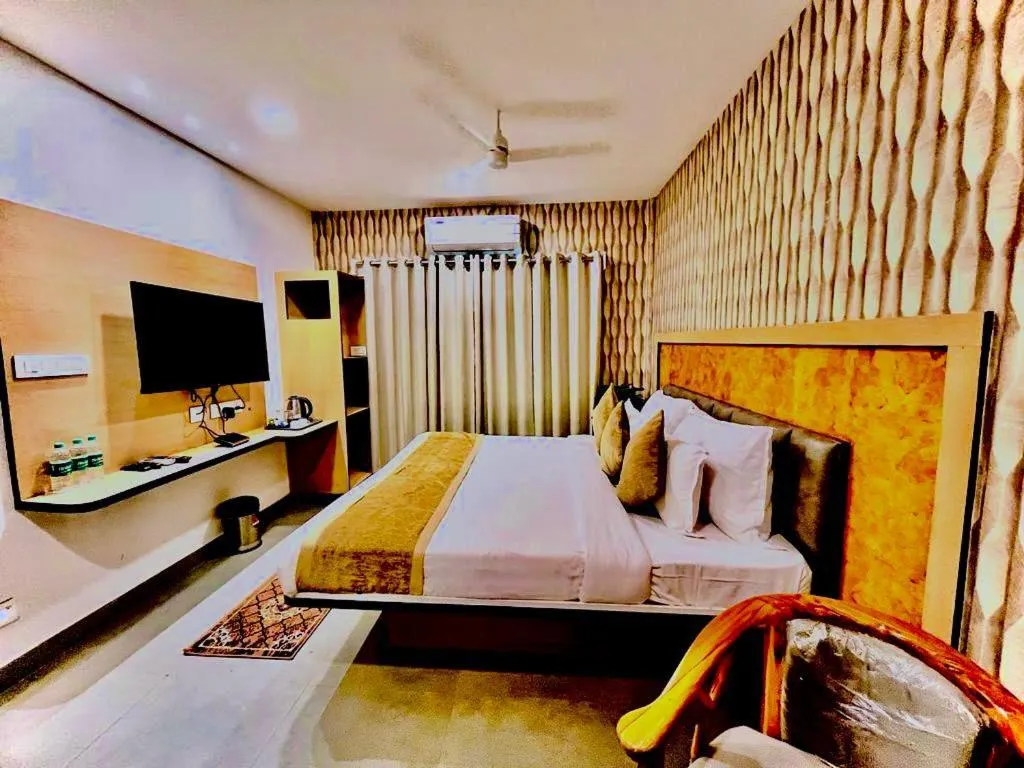 Communal lounge/ TV room, Bed in Hotel Lake View Airport zone