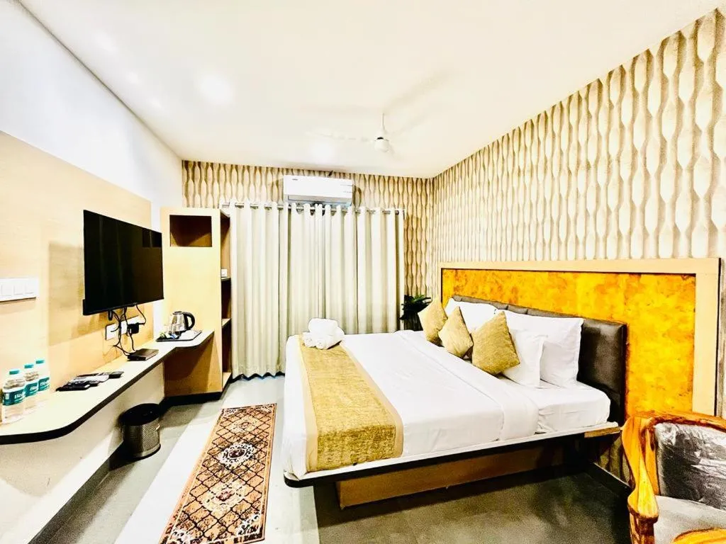 Communal lounge/ TV room, Bed in Hotel Lake View Airport zone
