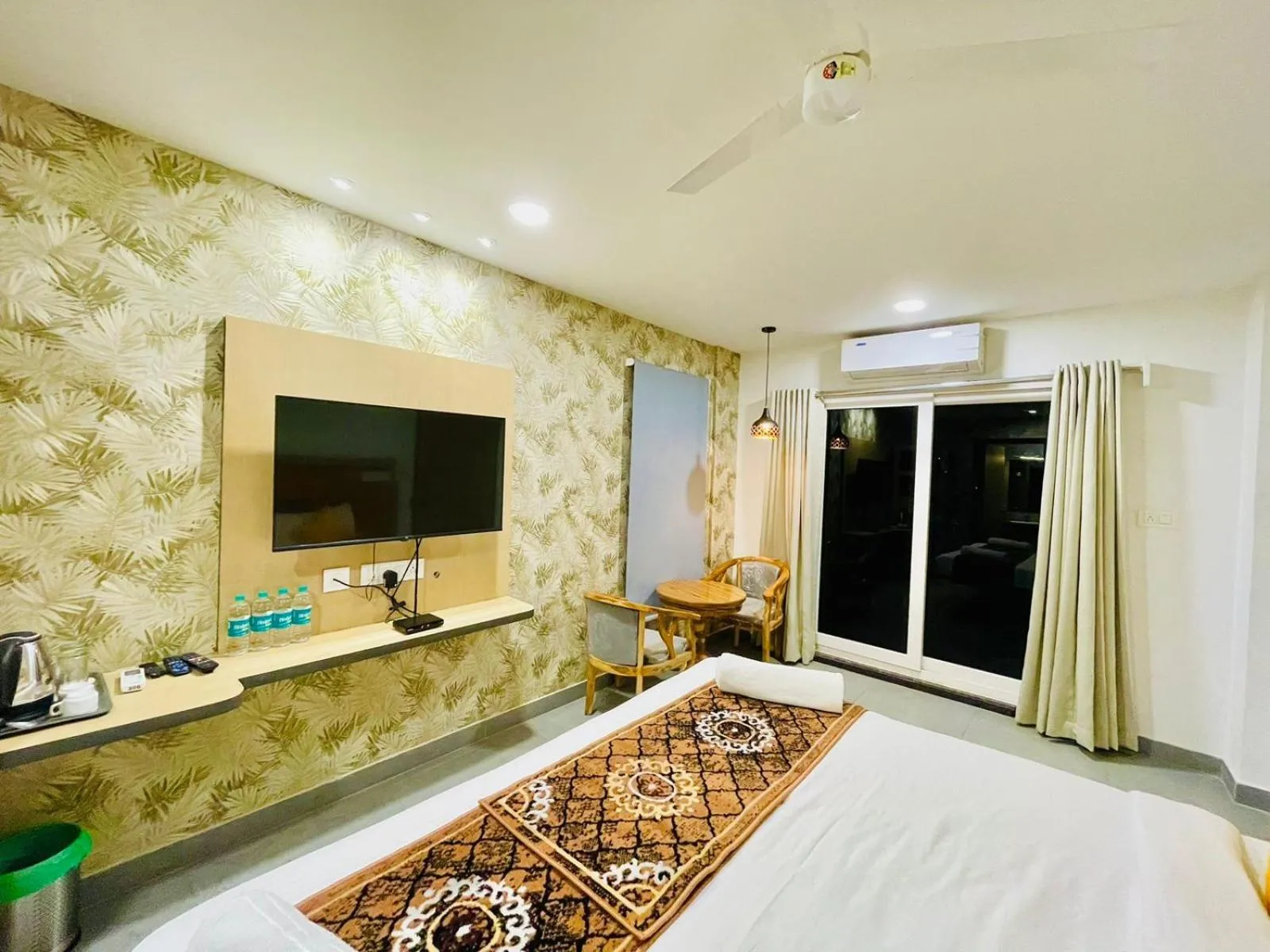 Bed in Hotel Lake View Airport zone