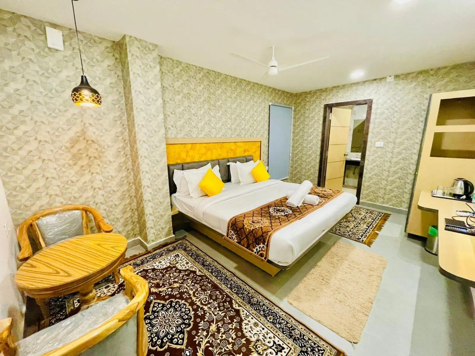 Bed in Hotel Lake View Airport zone