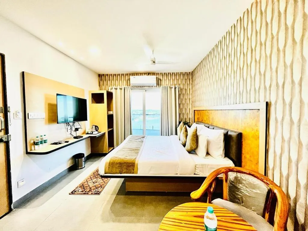 Communal lounge/ TV room, Bed in Hotel Lake View Airport zone
