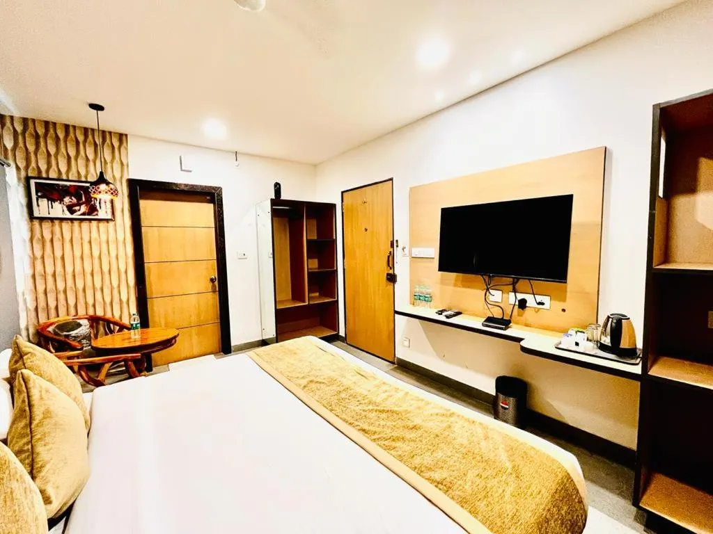 Communal lounge/ TV room, Bed in Hotel Lake View Airport zone