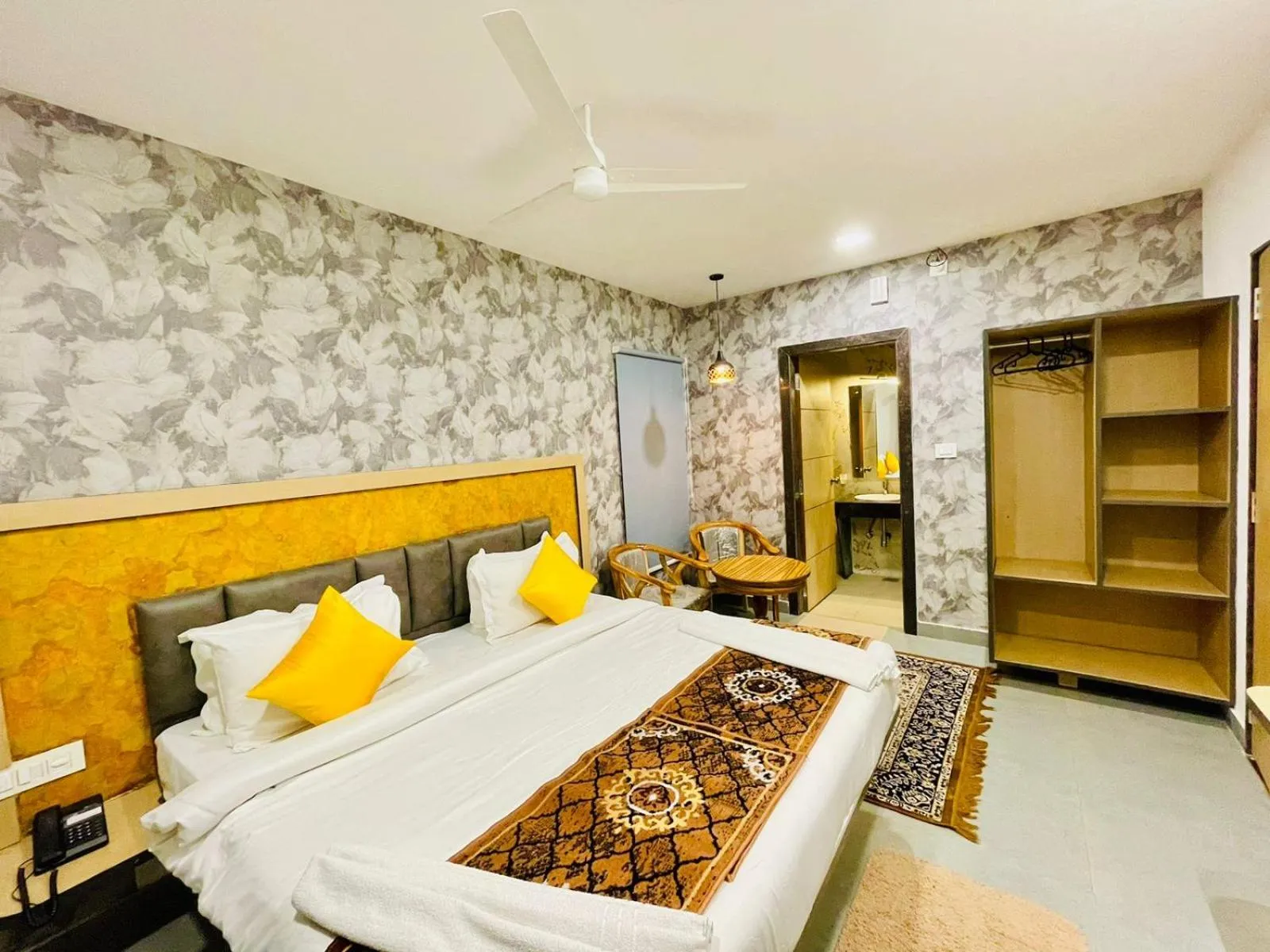 Bed in Hotel Lake View Airport zone