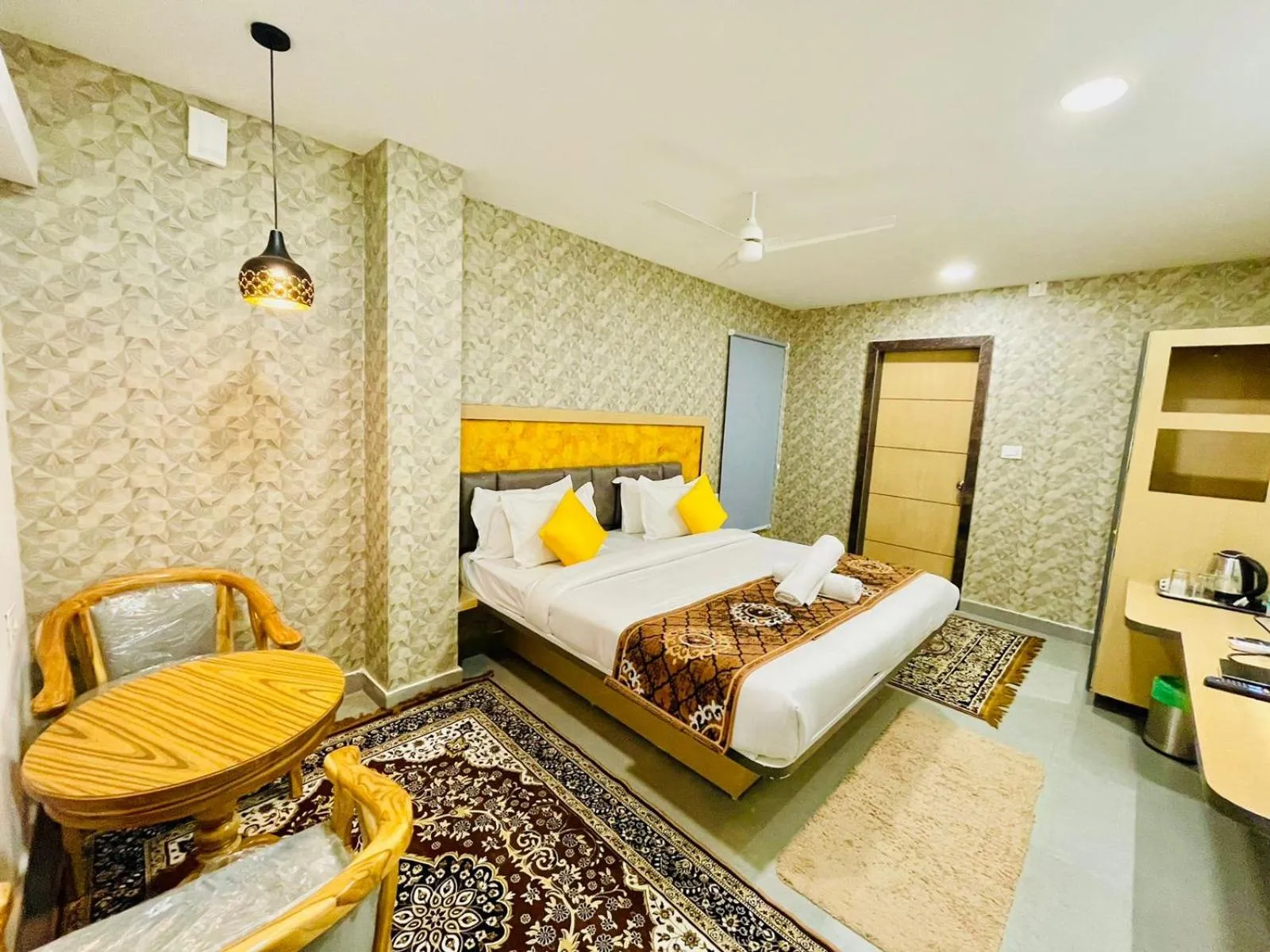 Bed in Hotel Lake View Airport zone