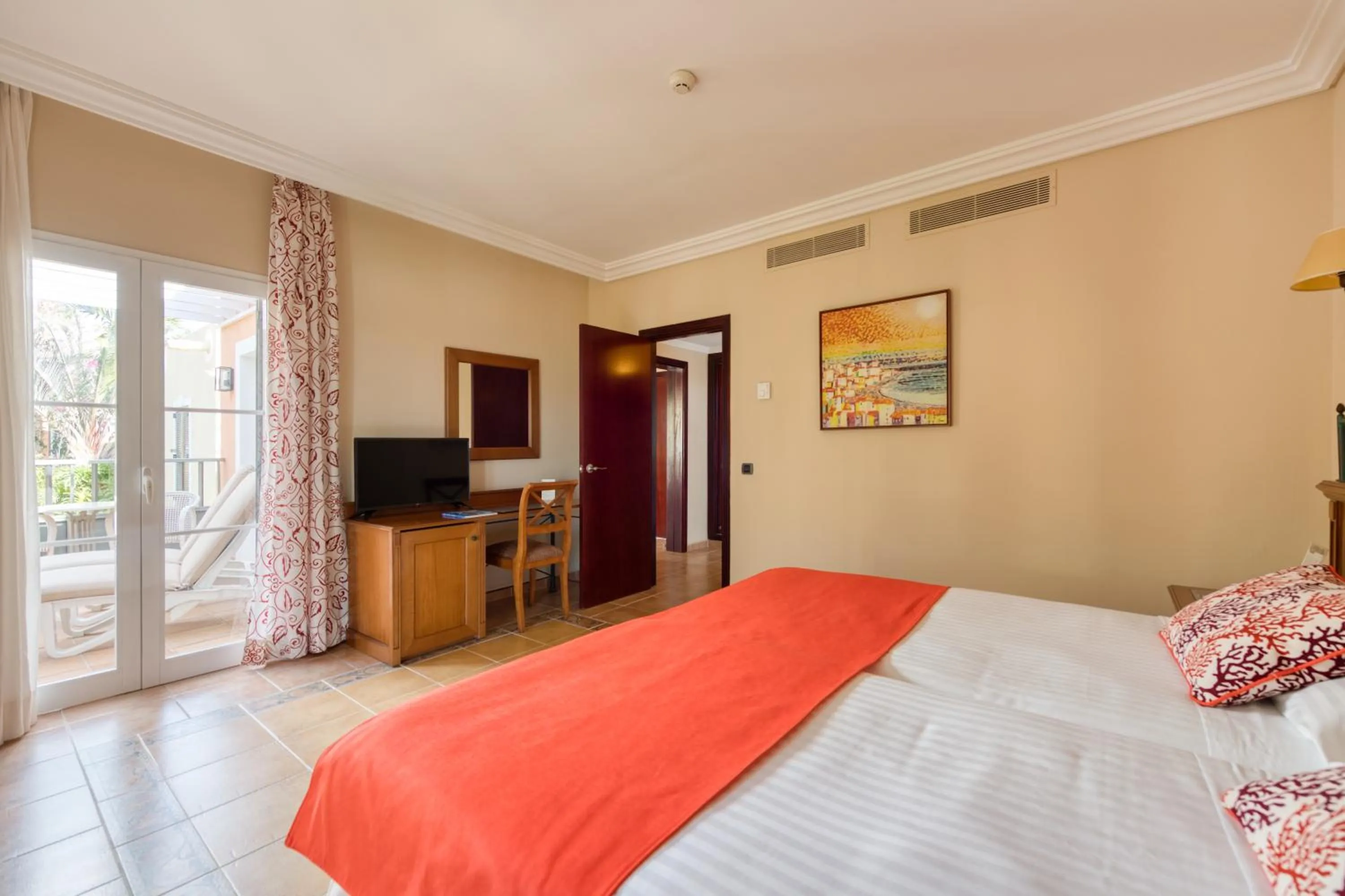 TV and multimedia, Bed in Hotel Cordial Mogán Playa