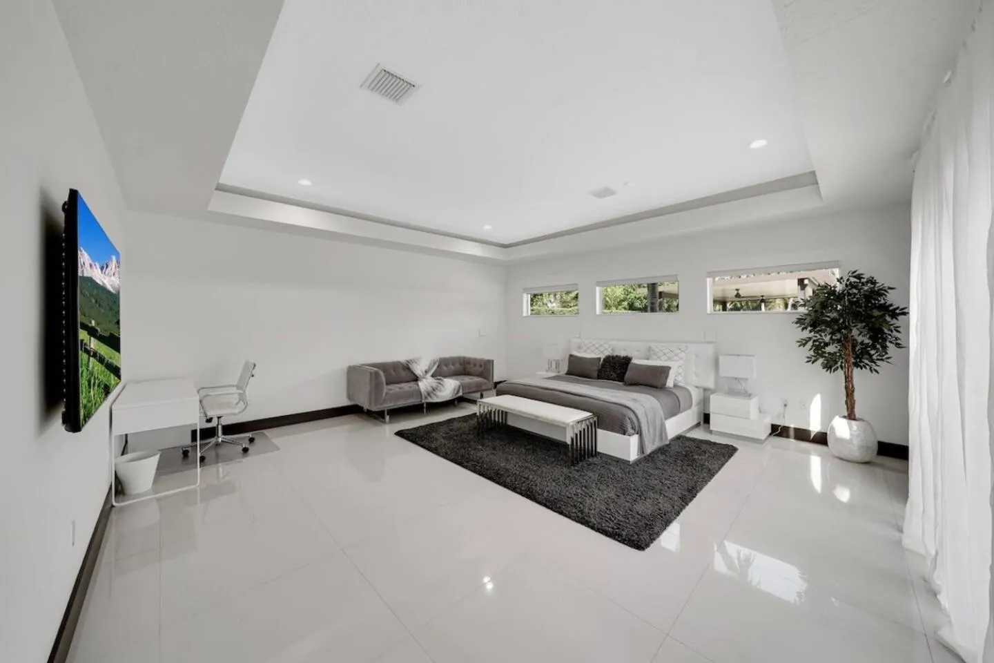 Bed in Luxury home w pool by PMI