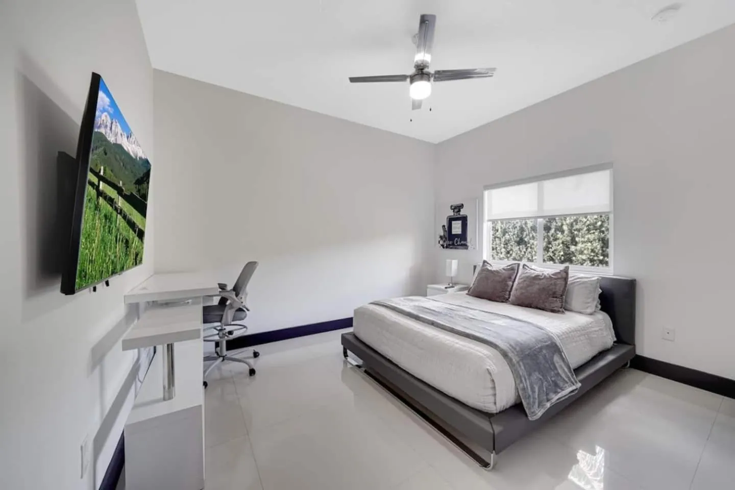 Bed in Luxury home w pool by PMI