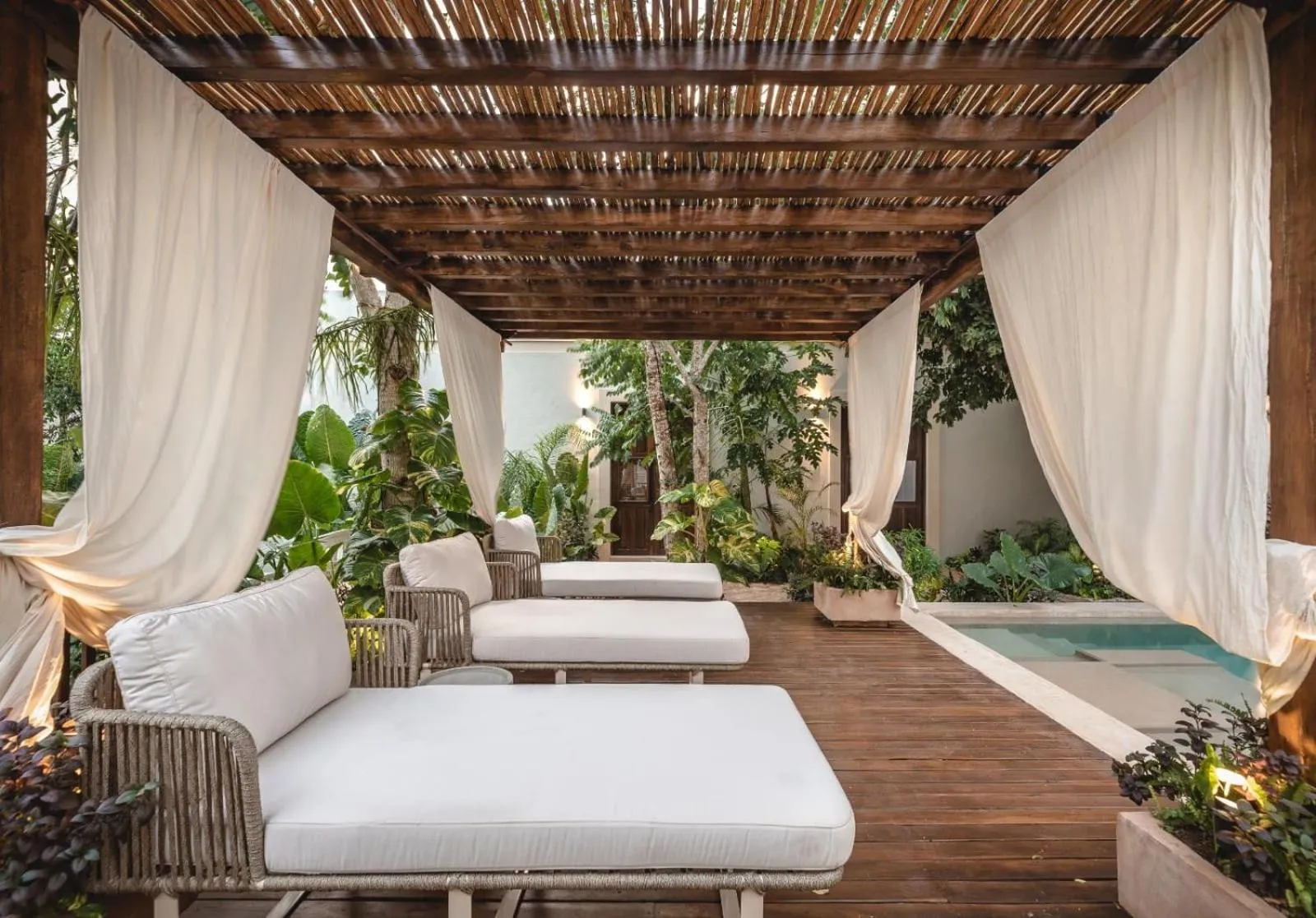 Swimming pool in Hotel Sutuk