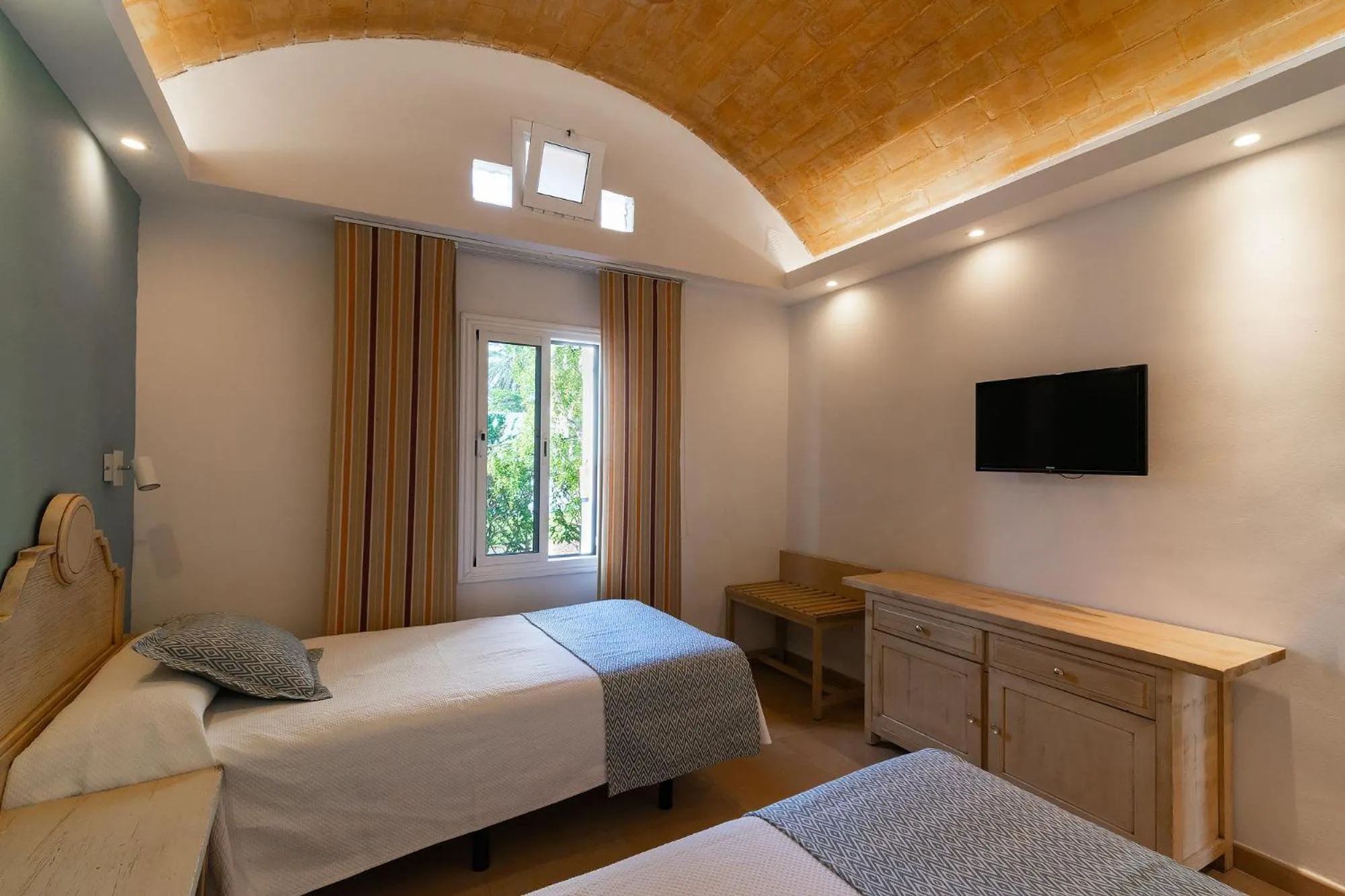 Photo of the whole room, Bed in Bungalows Cordial Biarritz