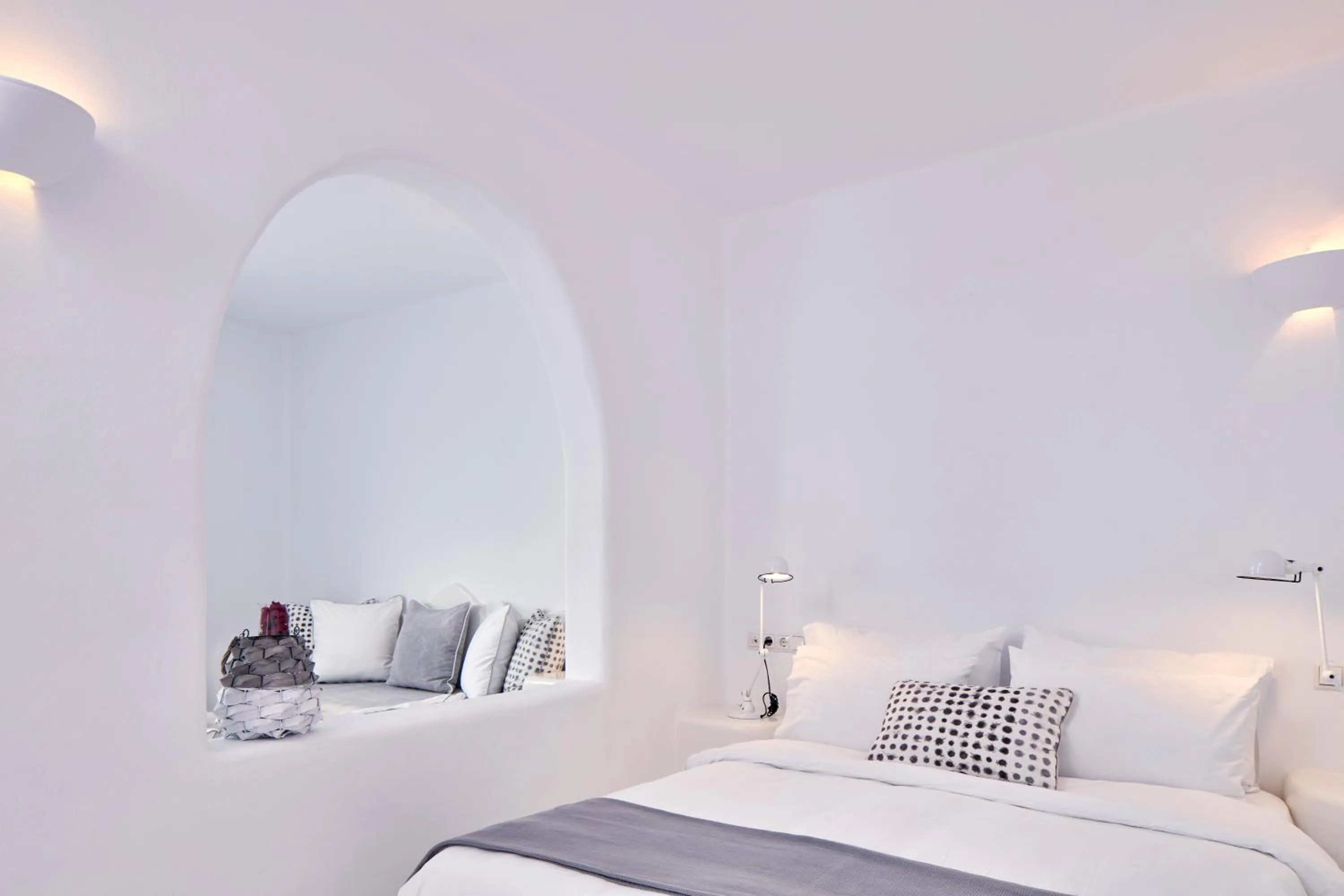 Photo of the whole room, Bed in Cliff Side Suites