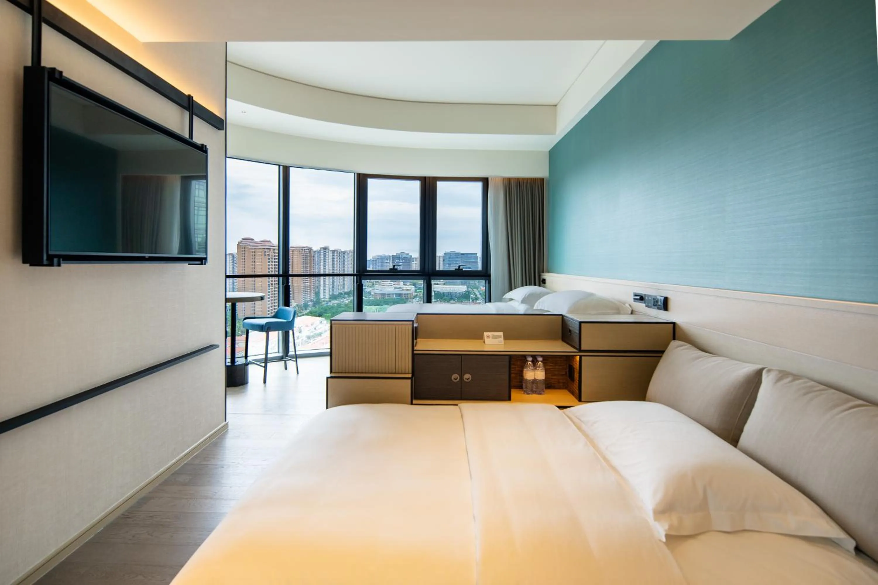 Communal lounge/ TV room, Bed in Artyzen Habitat Hengqin Zhuhai