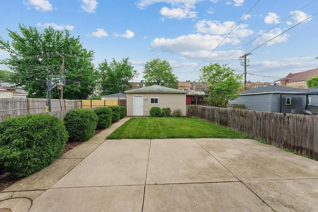 Garden in Spacious Row Home next Transit near Downtown w Parking