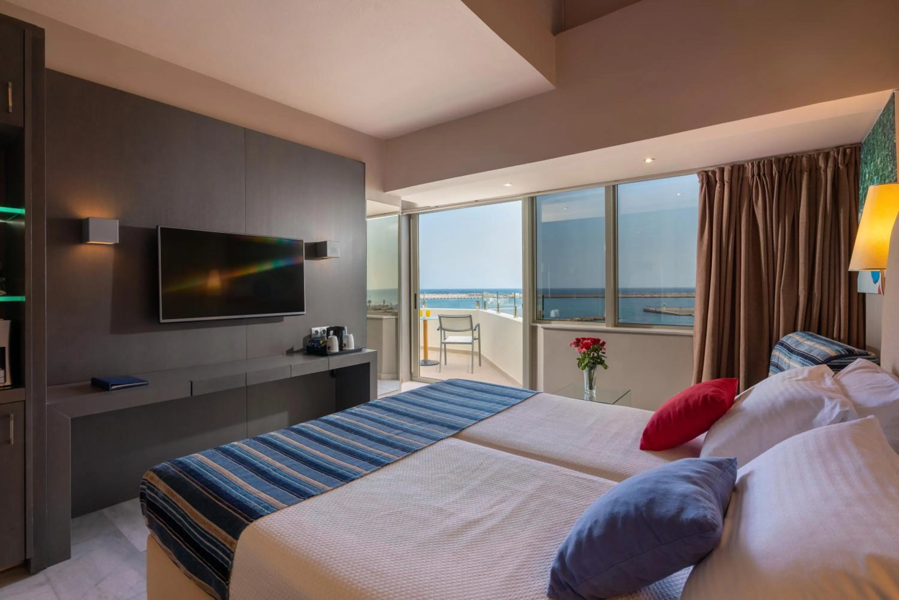 Photo of the whole room, Bed in Kyma Suites Beach Hotel