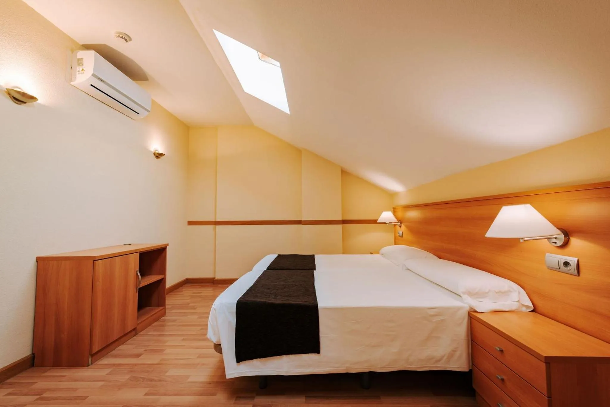 Photo of the whole room, Bed in JCH Congreso Apartamentos