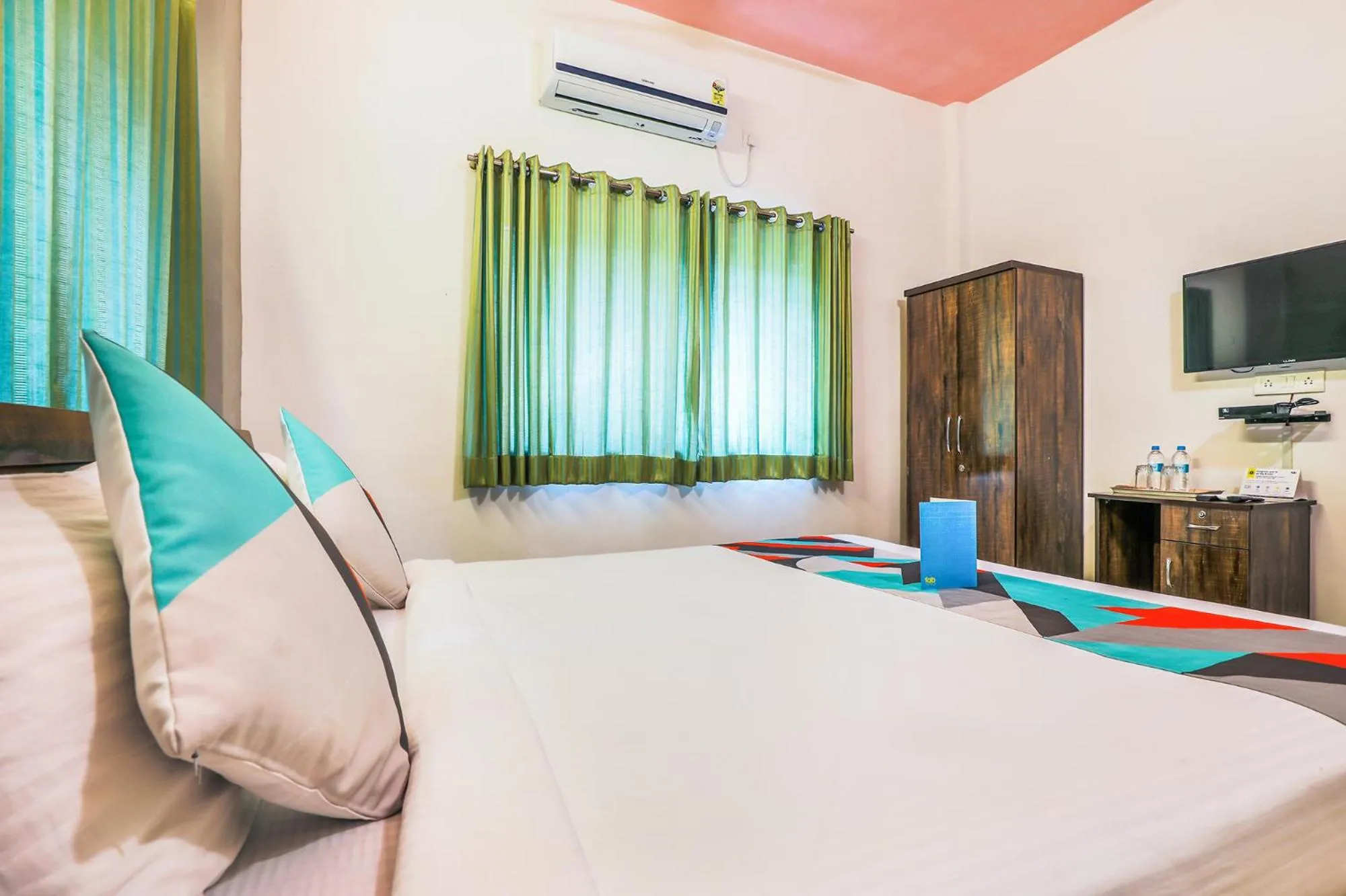 Communal lounge/ TV room, Bed in FabHotel Diamond Residency - Airport road