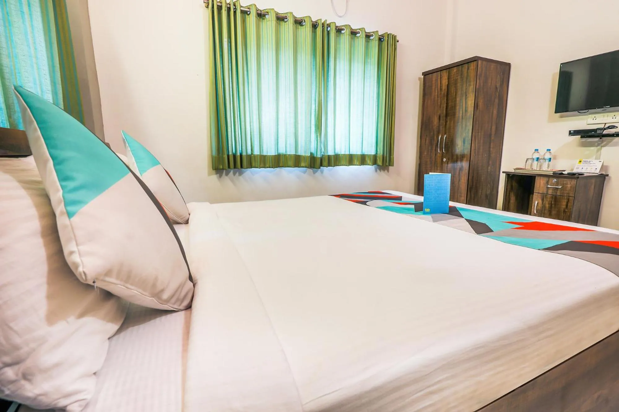 Communal lounge/ TV room, Bed in FabHotel Diamond Residency - Airport road
