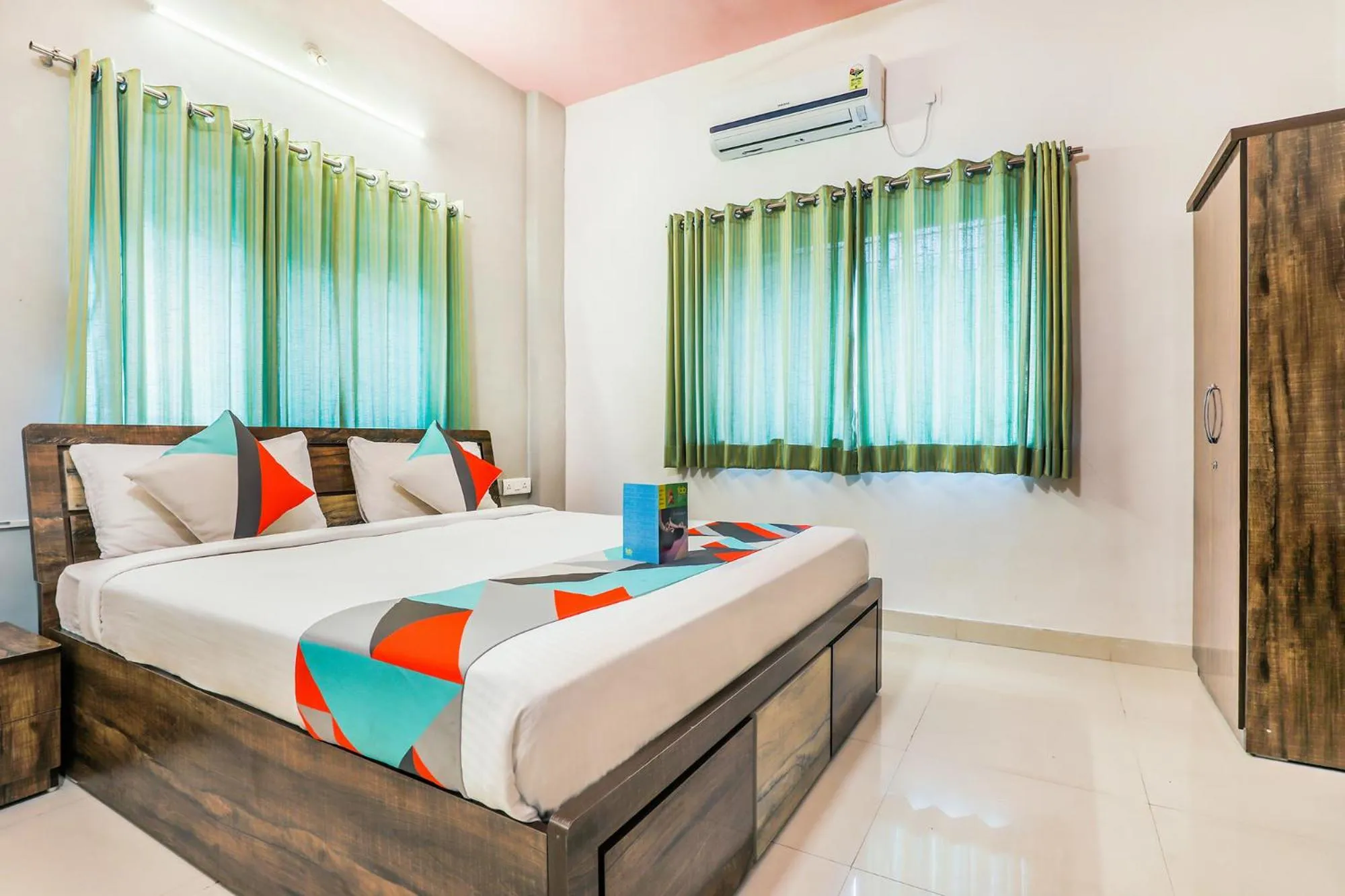 Living room, Bed in FabHotel Diamond Residency - Airport road