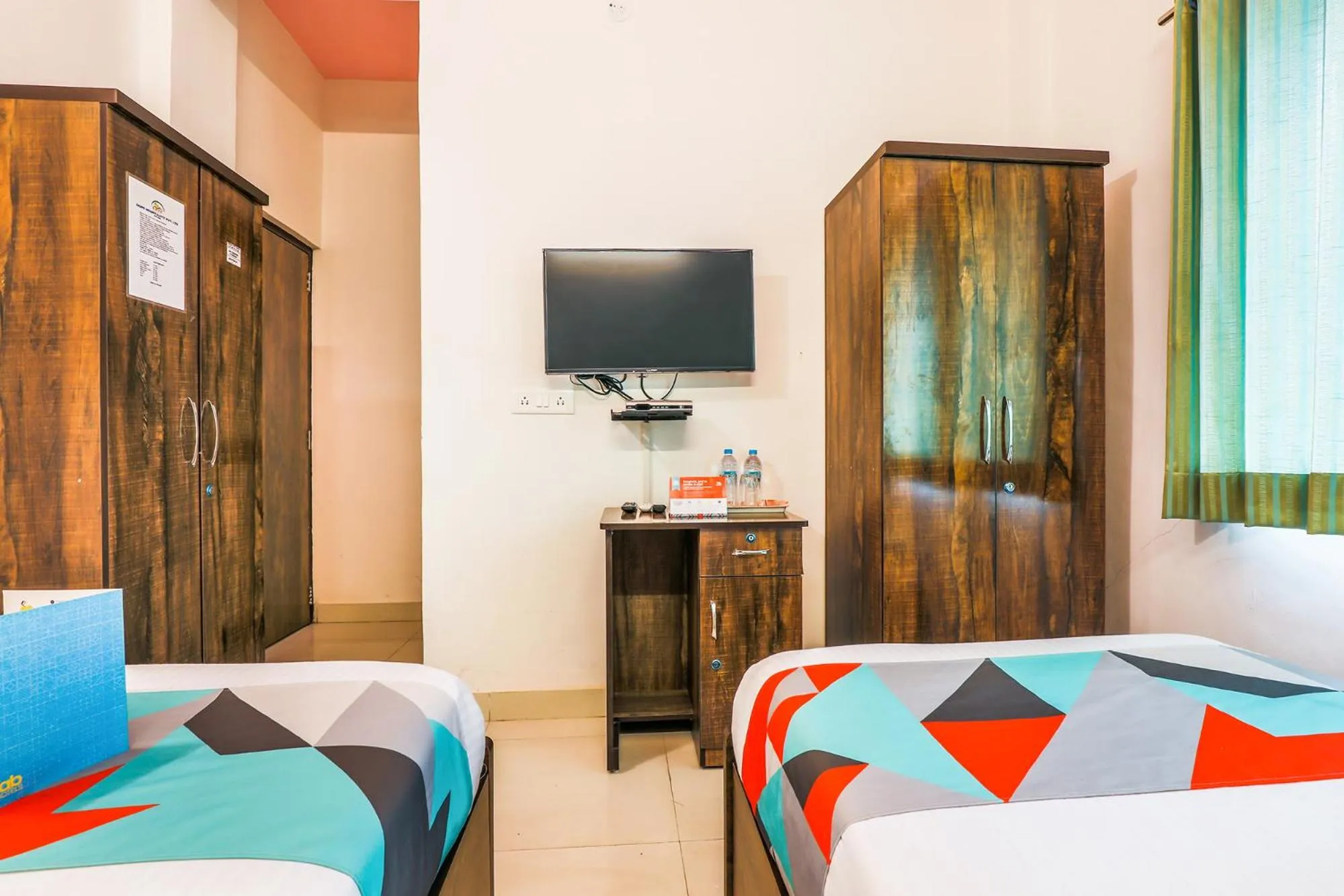 Communal lounge/ TV room, Bed in FabHotel Diamond Residency - Airport road