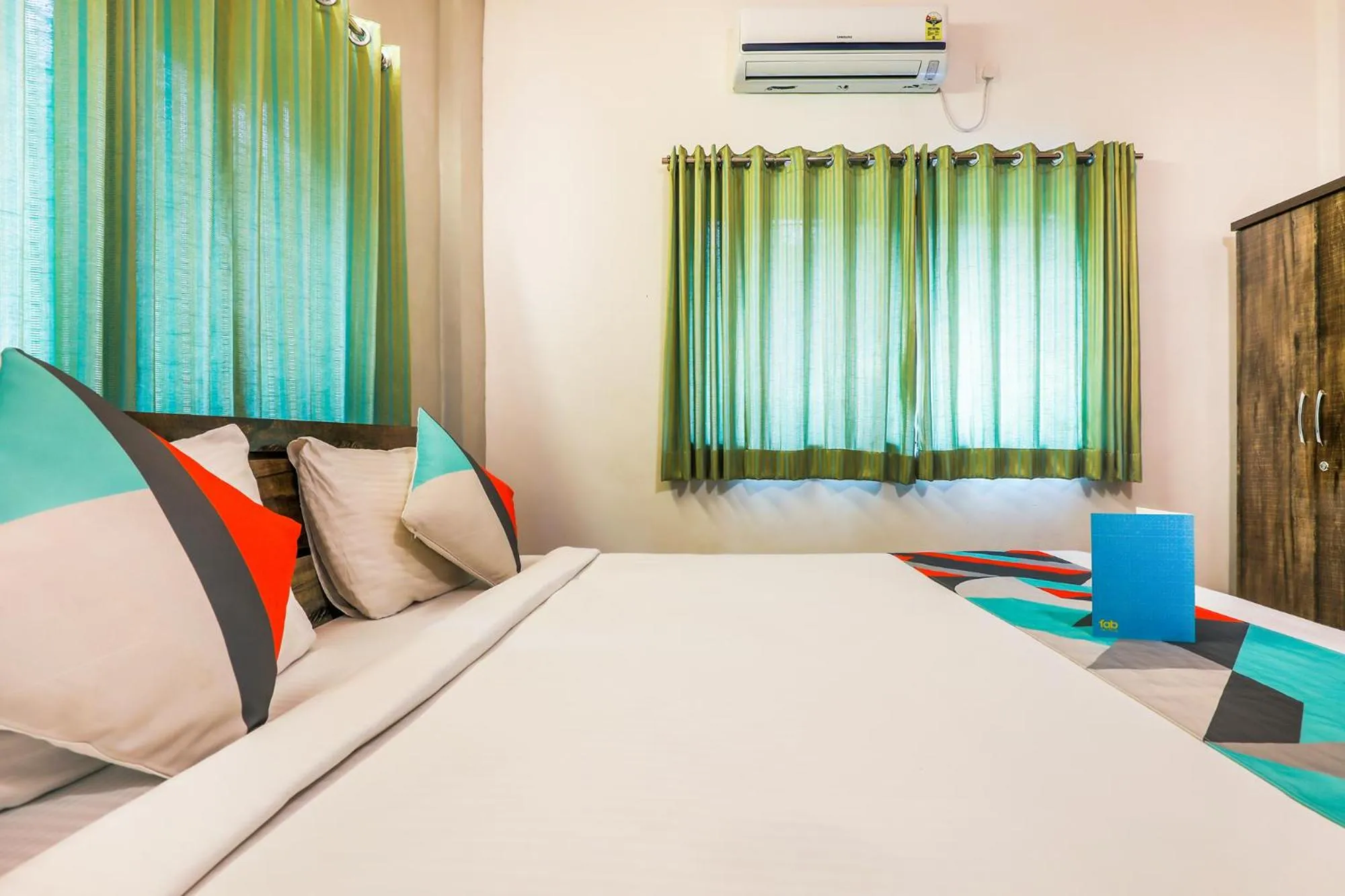 Living room, Bed in FabHotel Diamond Residency - Airport road