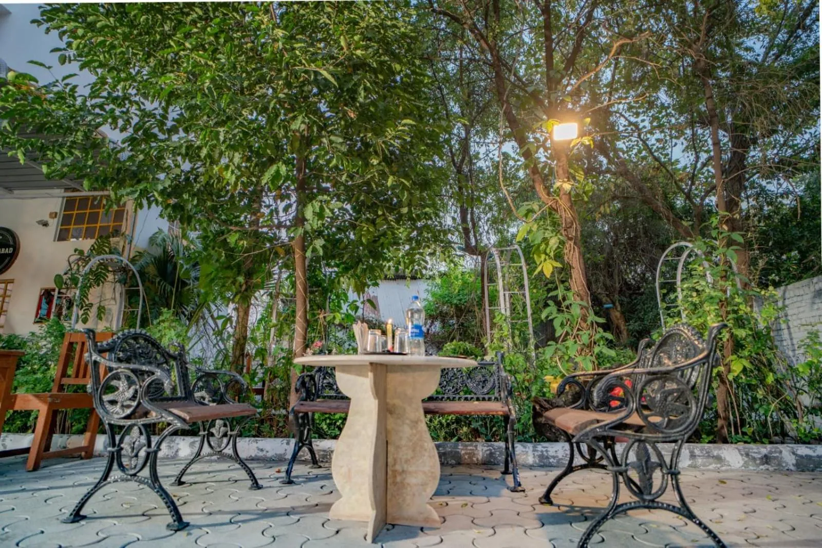 Restaurant/places to eat in Hotel Ambavgarh Palace