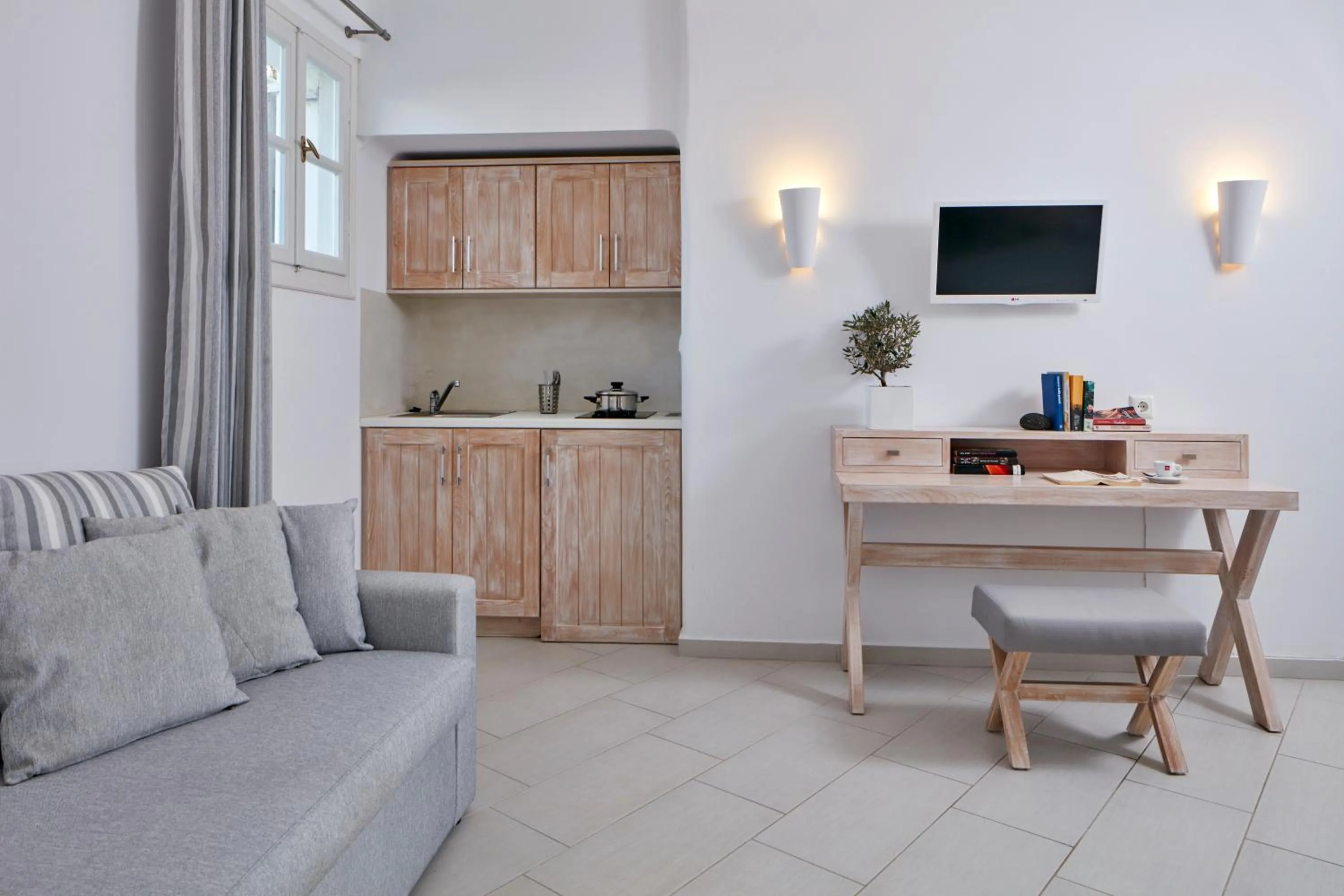 Communal lounge/ TV room in Aegean Plaza Hotel