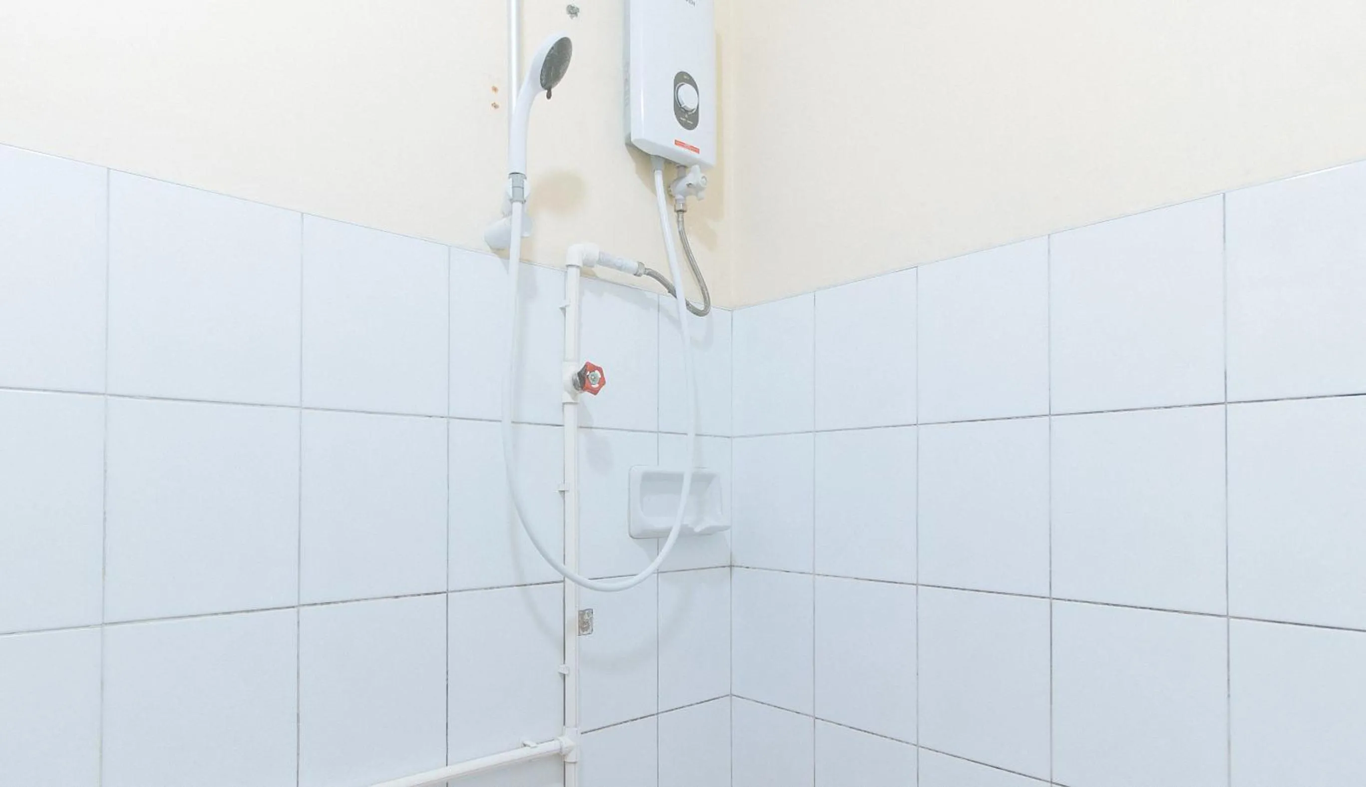 Shower in RedDoorz Hostel @ Faes Transient House