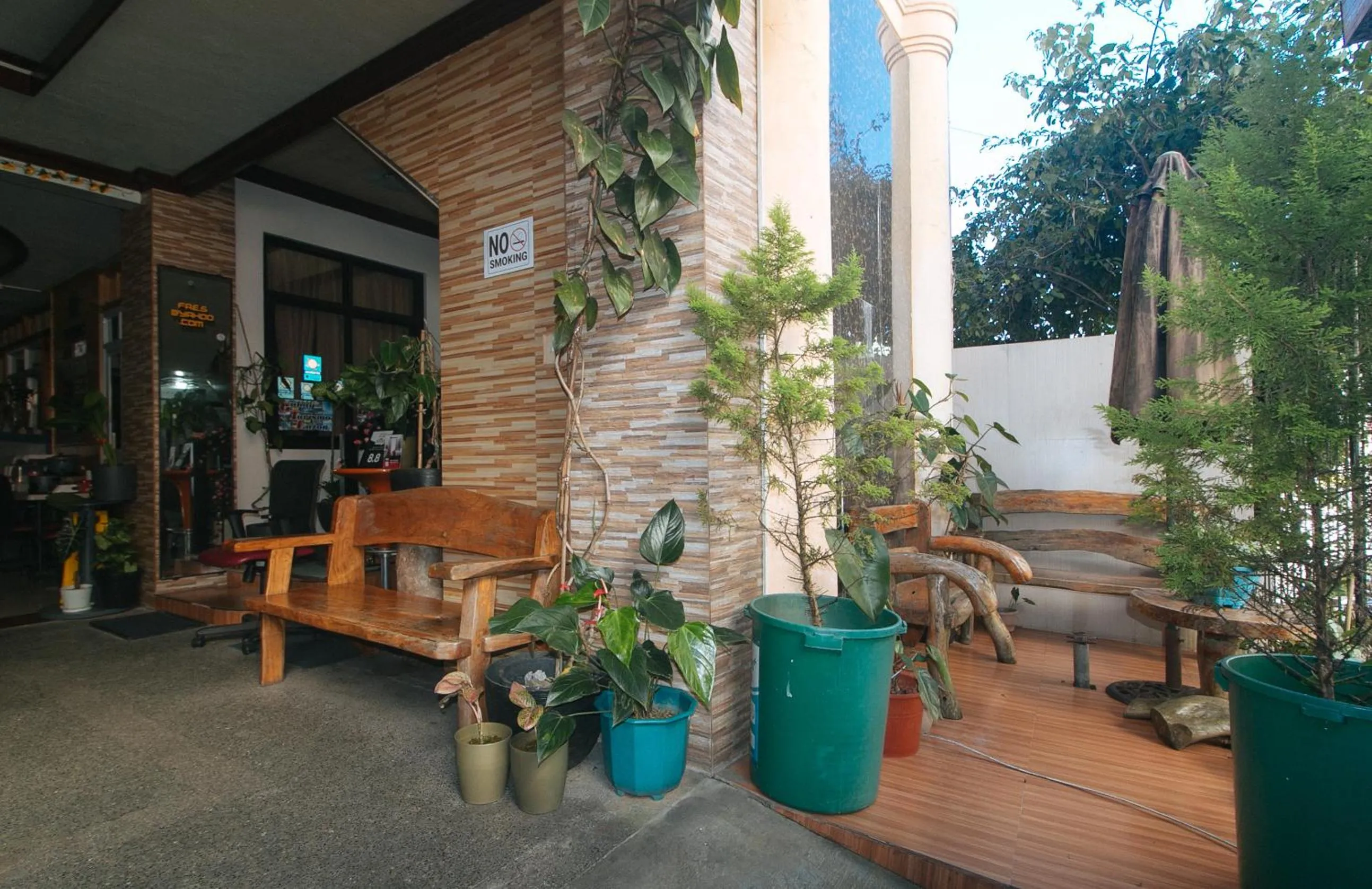 Seating area in RedDoorz Hostel @ Faes Transient House