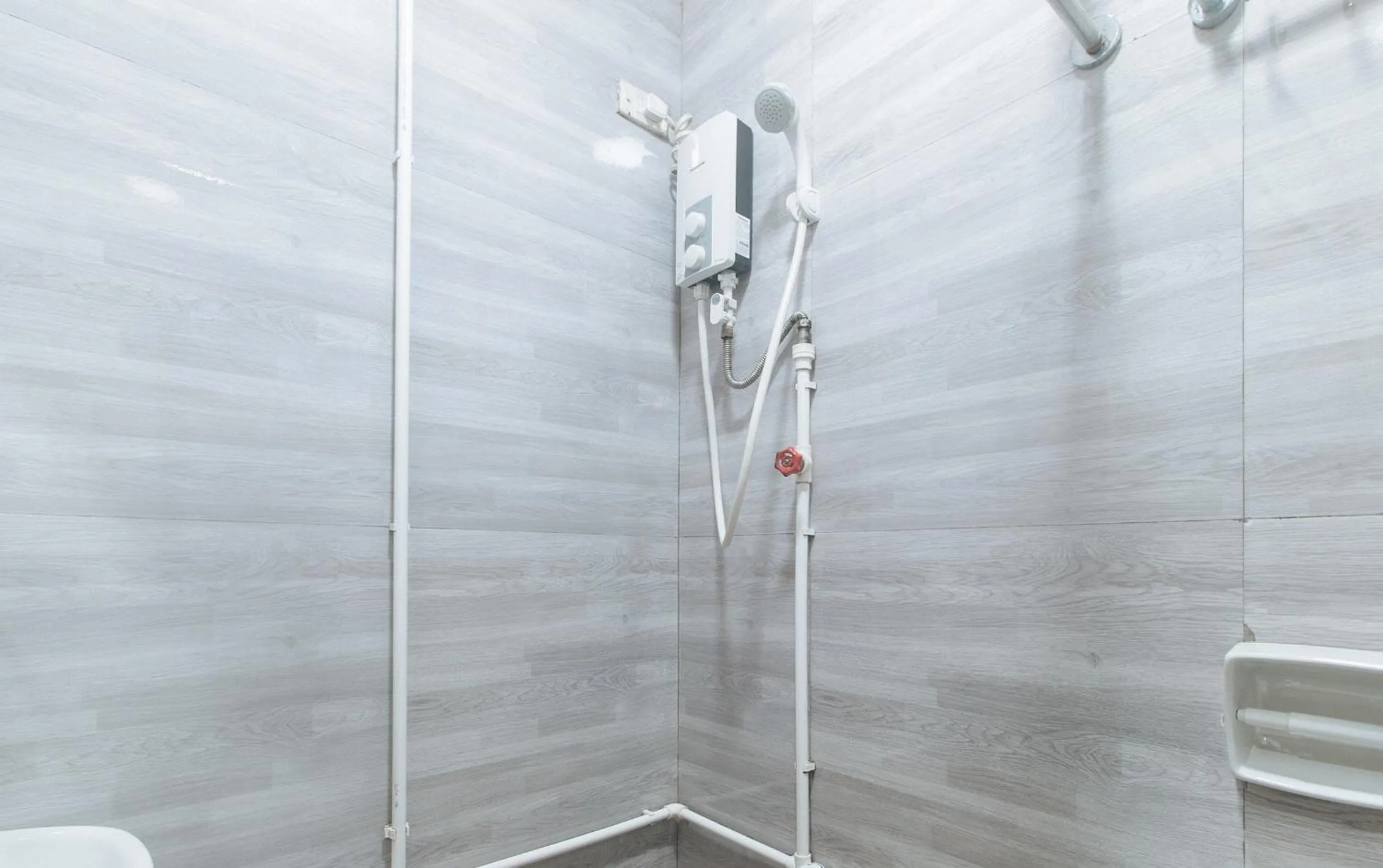 Shower in RedDoorz Hostel @ Faes Transient House