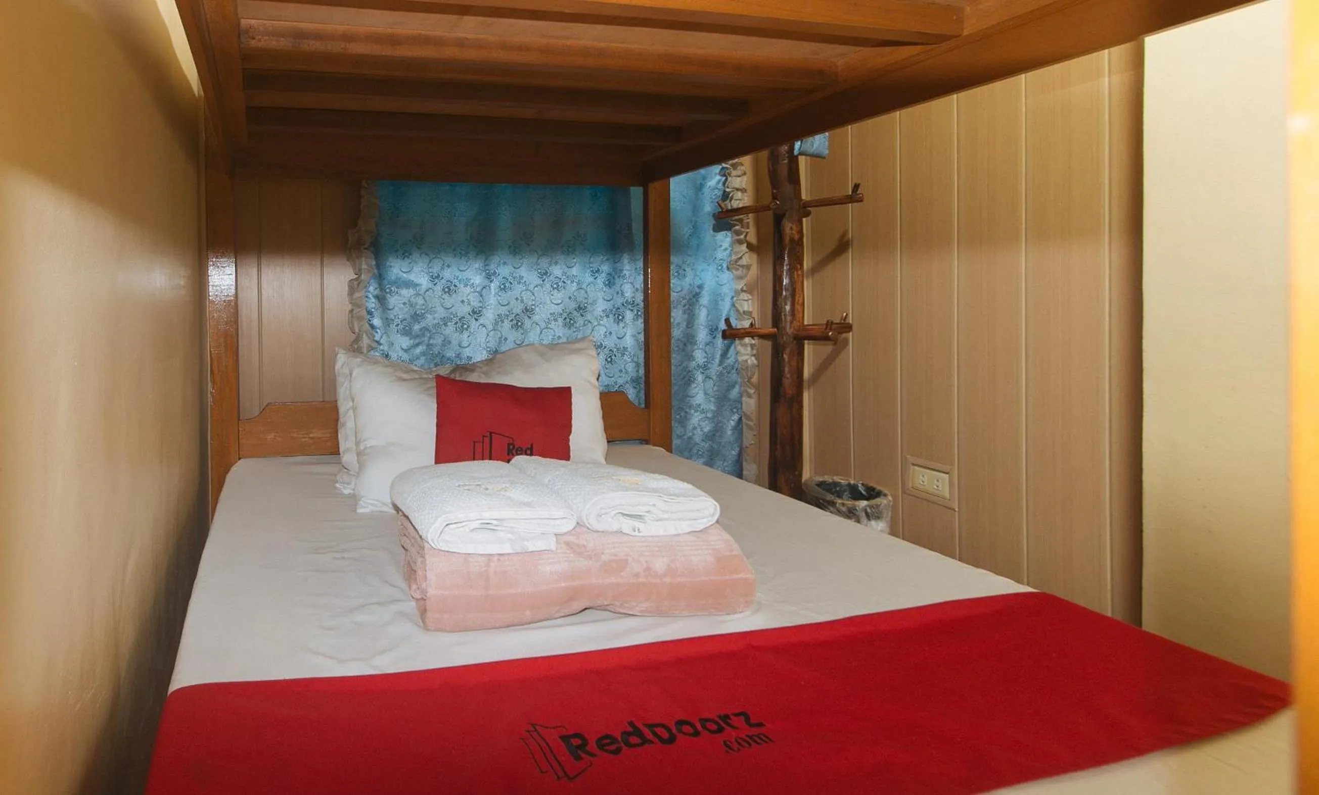 bunk bed, Bed in RedDoorz Hostel @ Faes Transient House